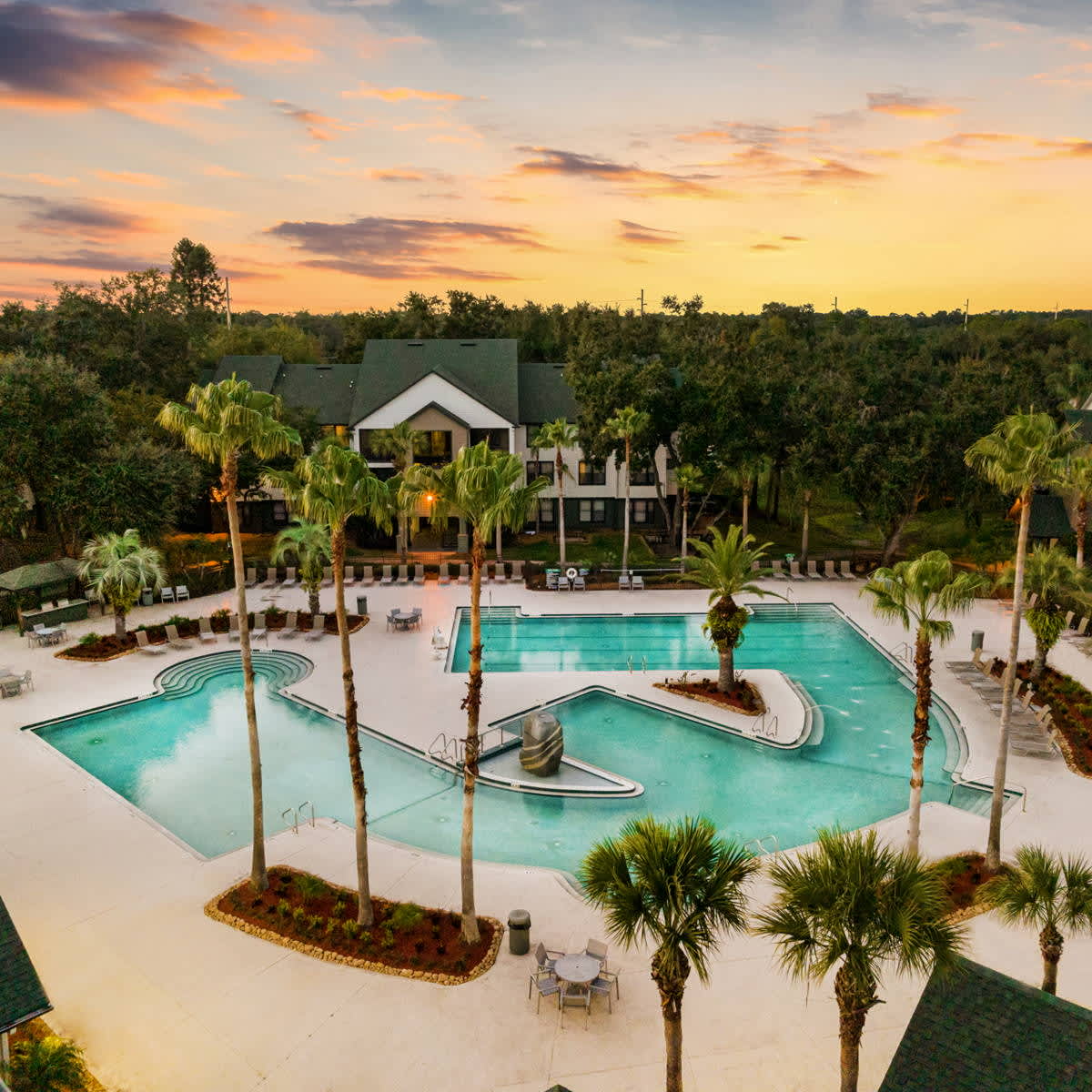 Spacious condo near USF w/ pool & patio