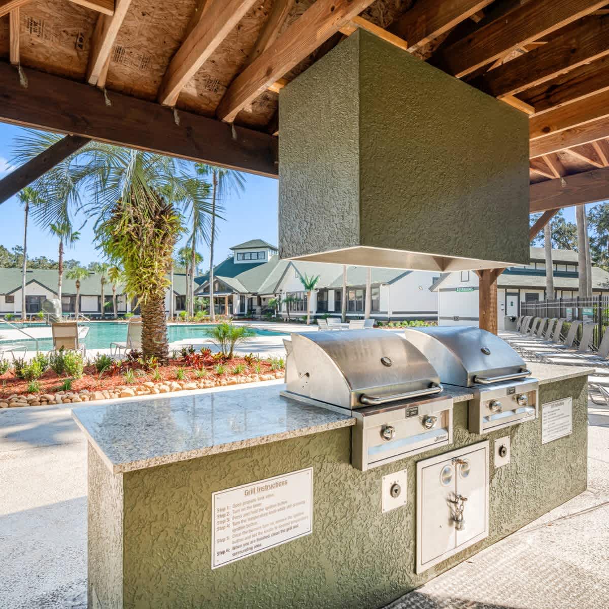 Spacious condo near USF w/ pool & patio