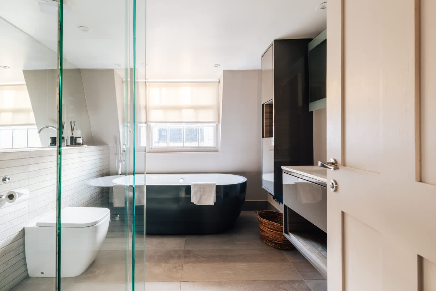 View Modern & Stylish 2 Bedroom Loft Apartment in The Bath Masonic Hall, 17 Old Orchard Street BA1 1JU Modern & Stylish 2 Bedroom Loft Apartment in The Bath Masonic Hall, 17 Old Orchard Street BA1 1JU - Property image 49 - VivreStays