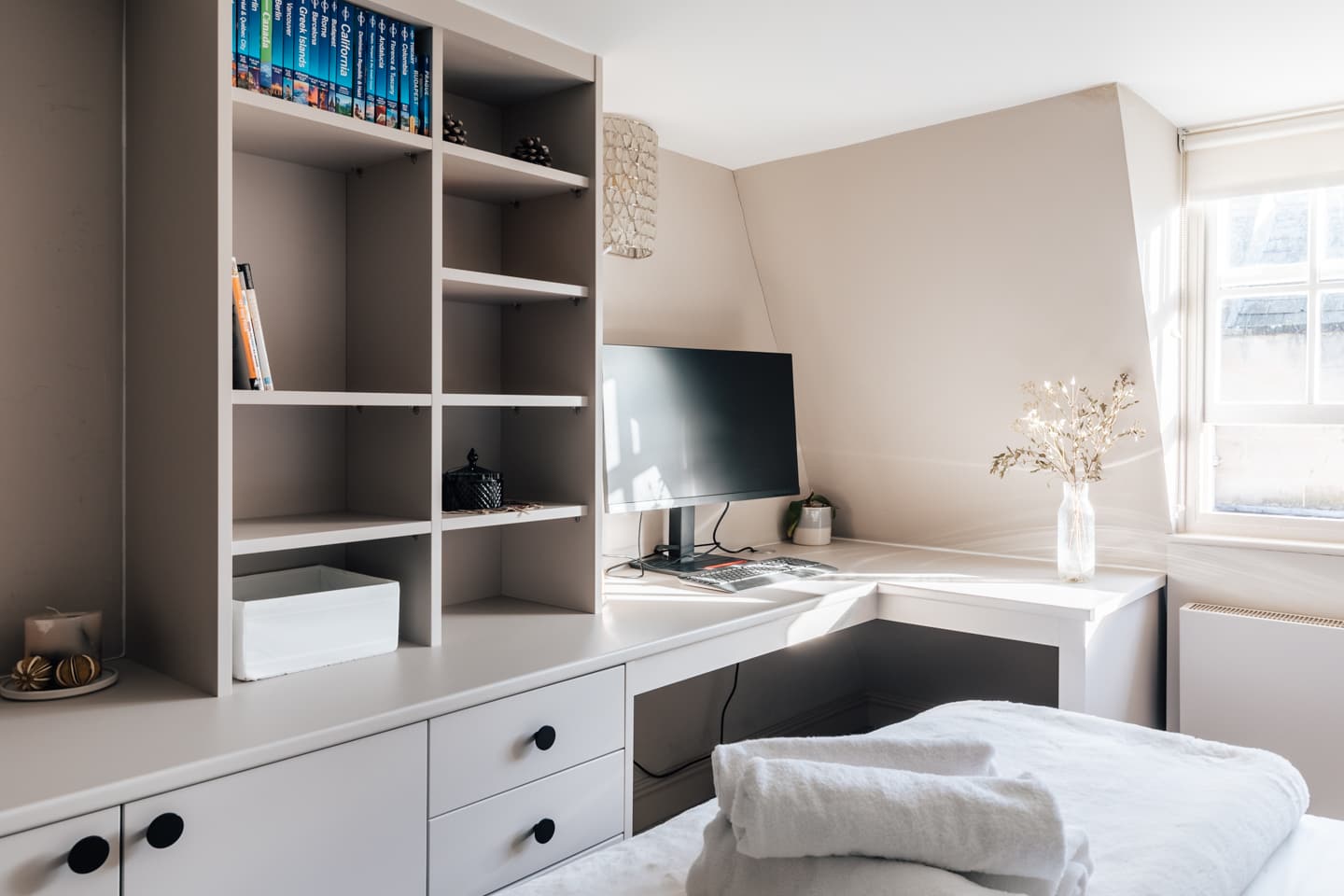 View Modern & Stylish 2 Bedroom Loft Apartment in The Bath Masonic Hall, 17 Old Orchard Street BA1 1JU Modern & Stylish 2 Bedroom Loft Apartment in The Bath Masonic Hall, 17 Old Orchard Street BA1 1JU - Property image 50 - VivreStays