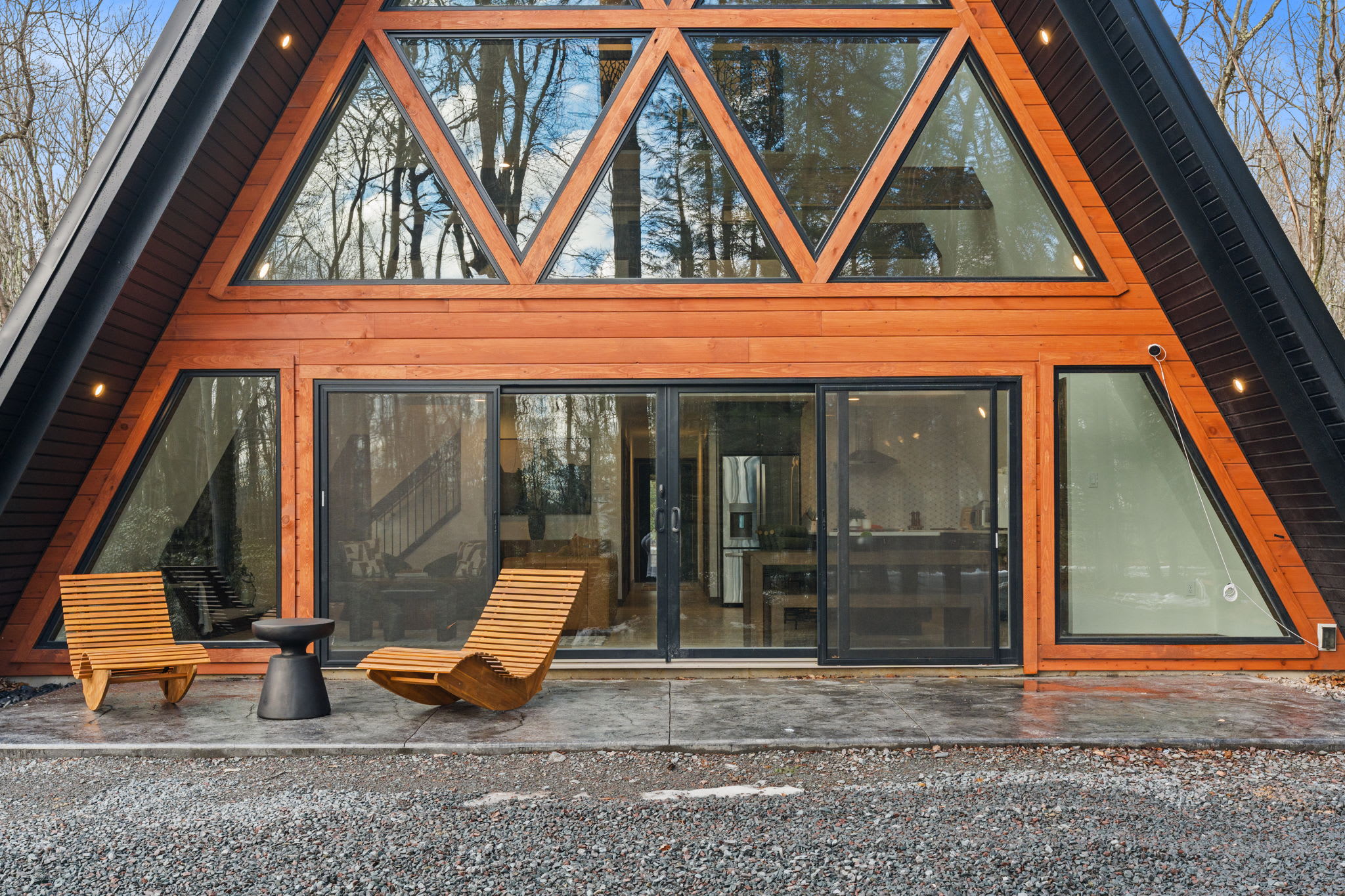 Watch the cabin glow at twilight through its dramatic glass facade