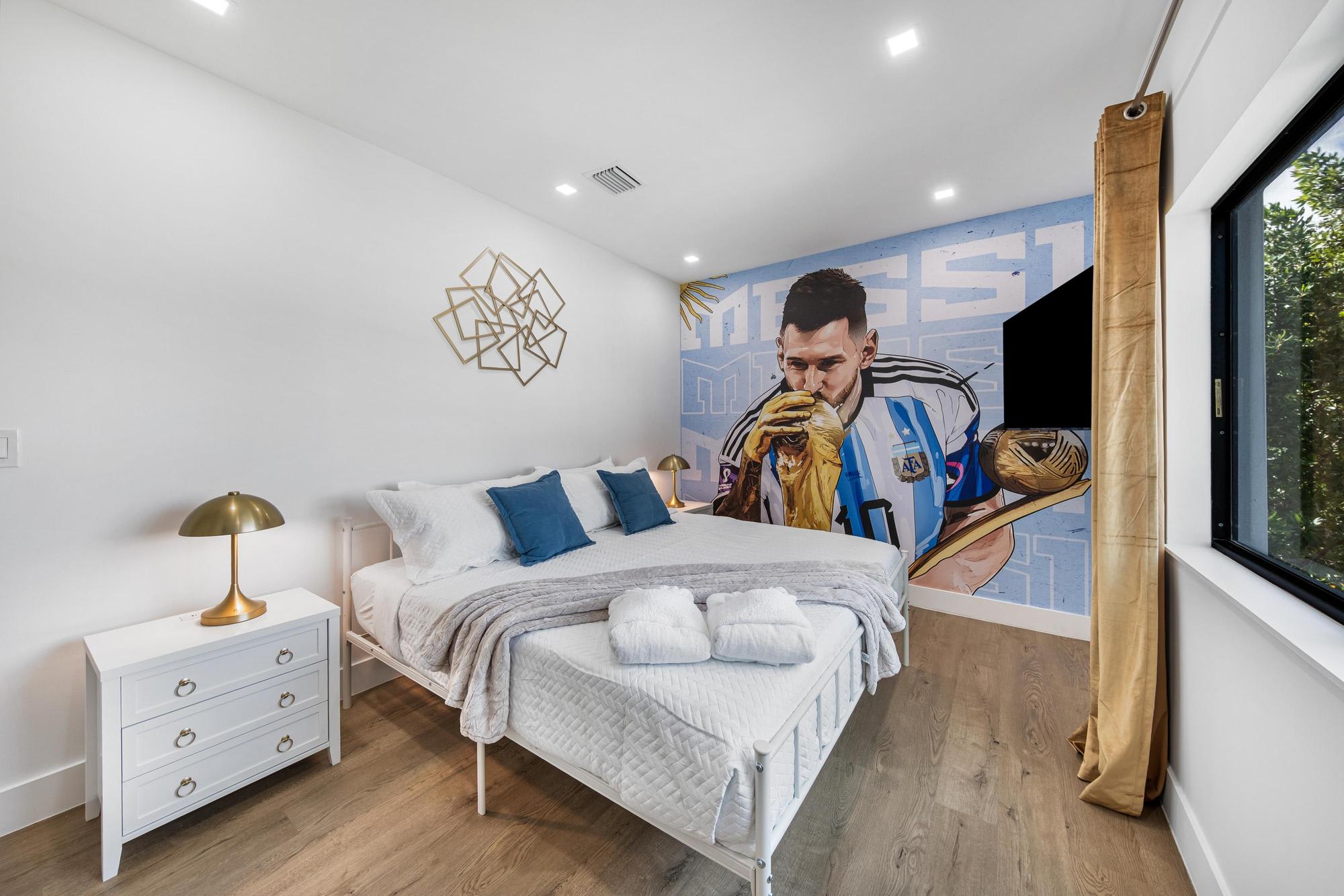 Fútbol-Themed Home with Hot Tub
