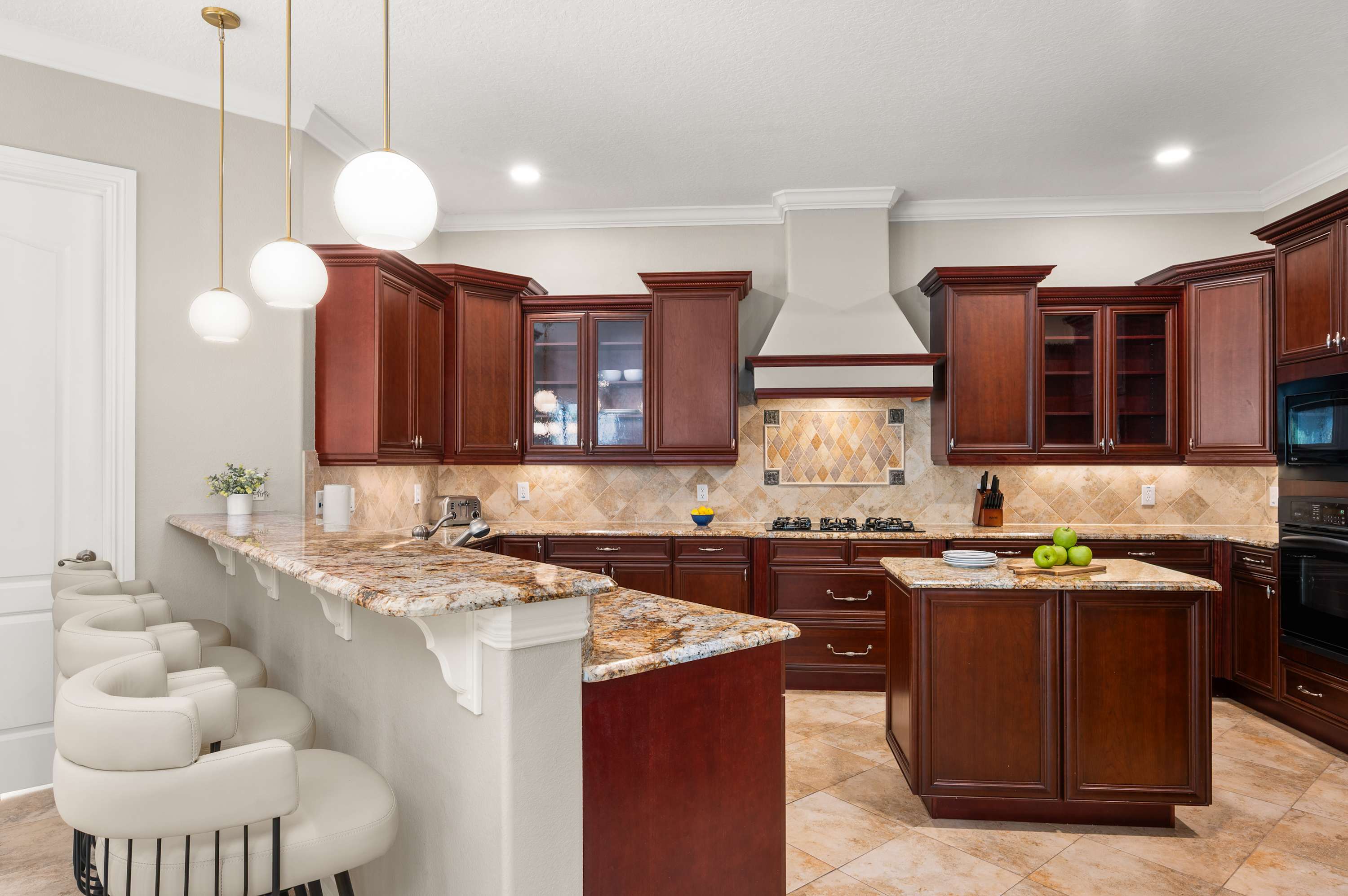 Reunion villa w/ pool & cinema room