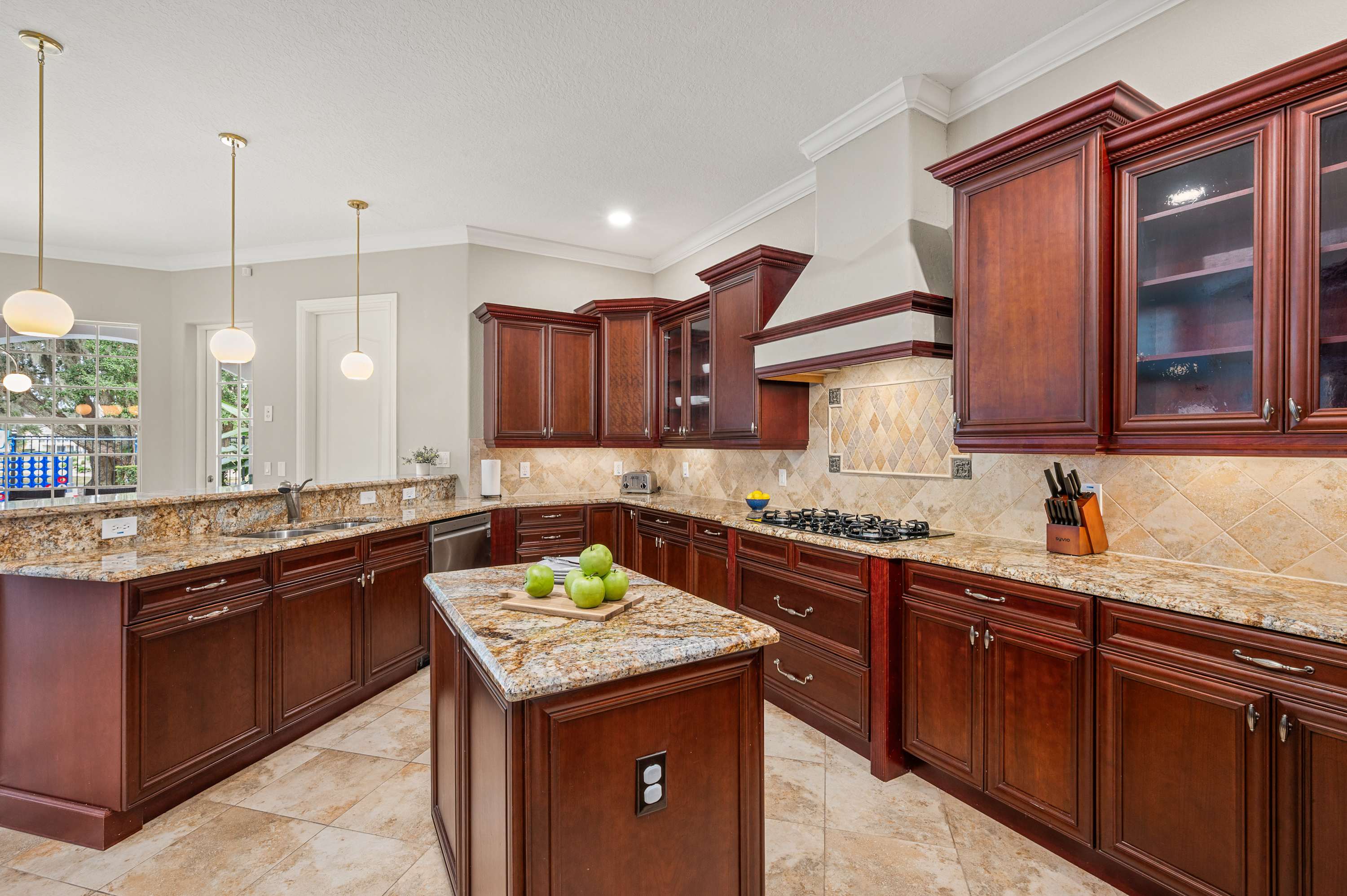 Reunion villa w/ pool & cinema room