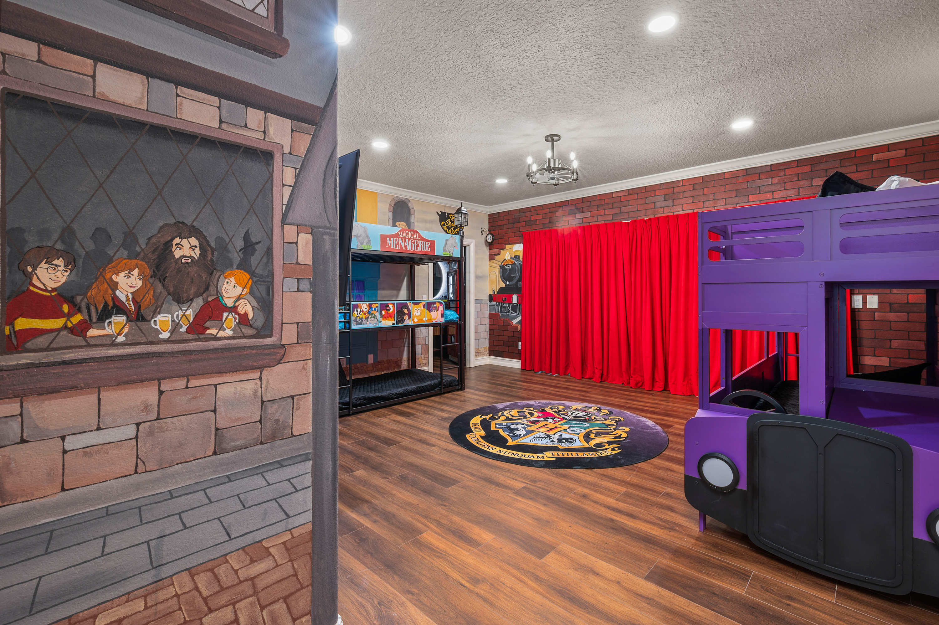 Reunion villa w/ pool & cinema room