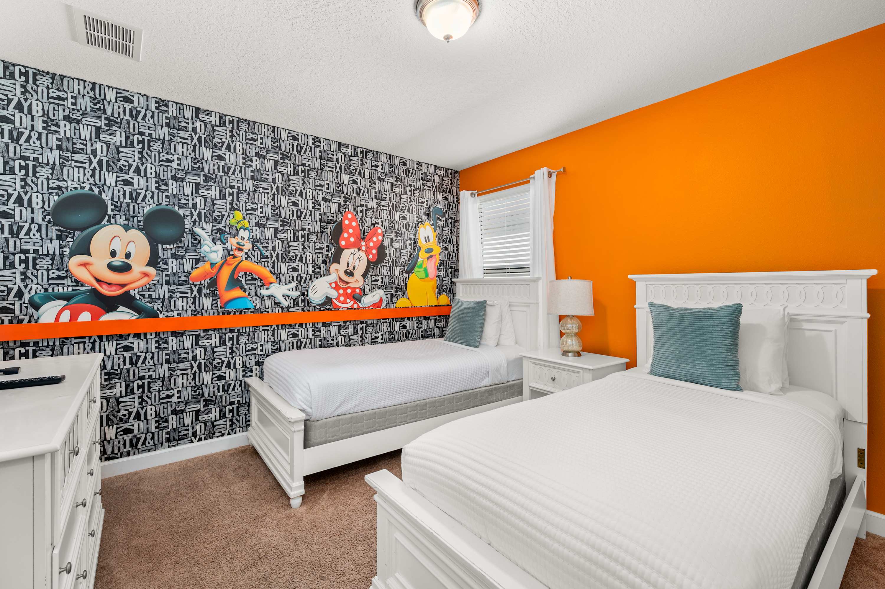 Spacious villa w/ pool, hot tub & game room