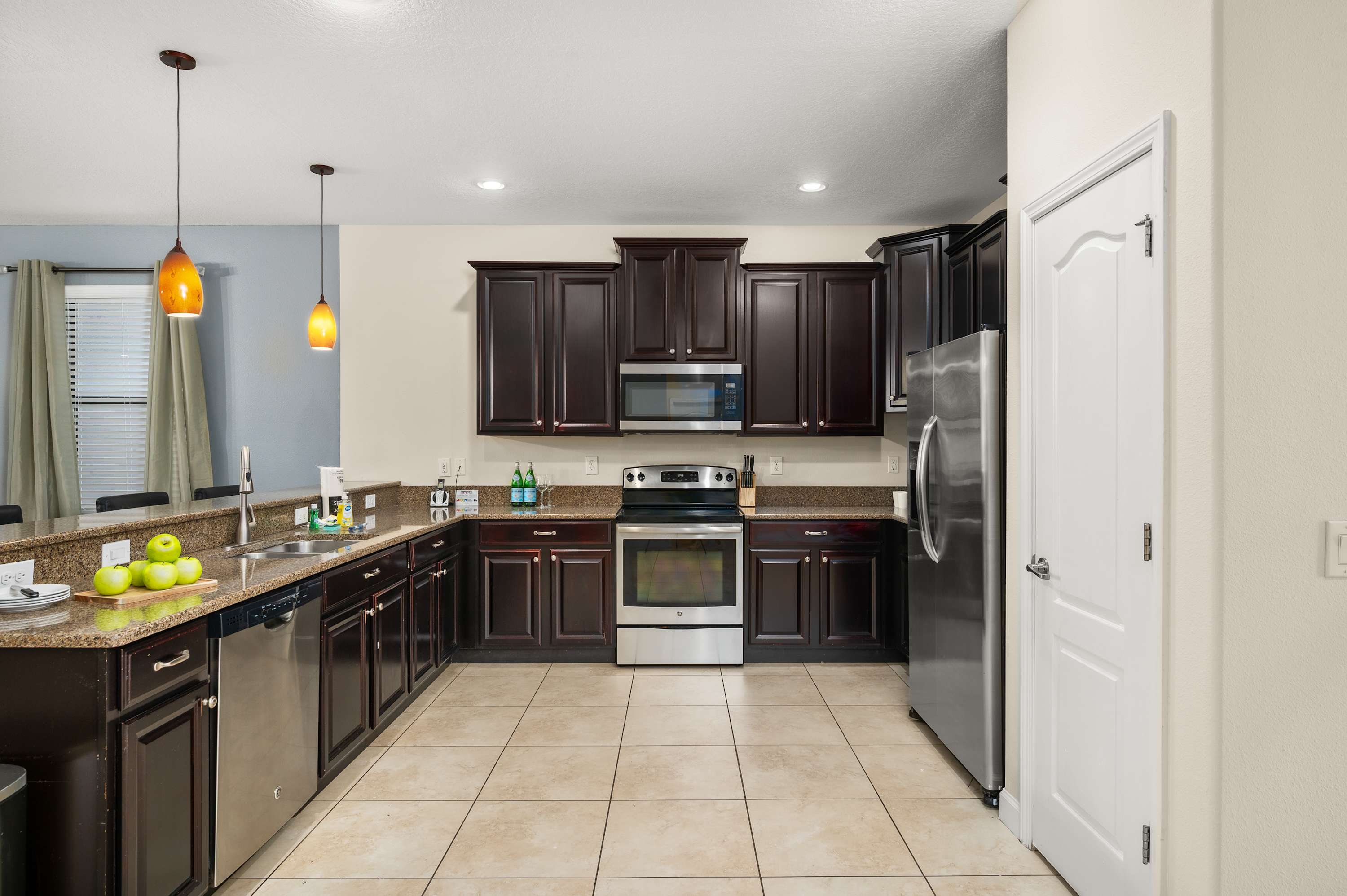 Spacious villa w/ pool, hot tub & game room