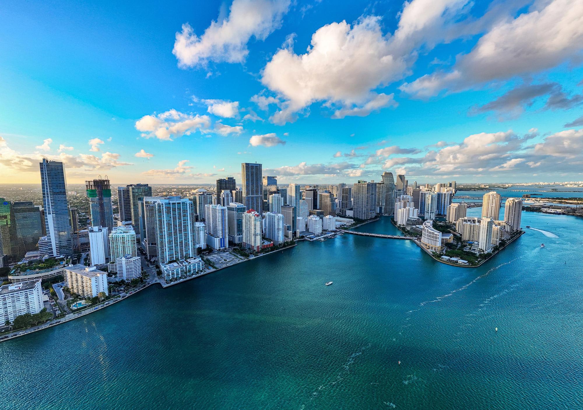 Brickell 3BR ⢠Gym & Pool ⢠Shuttle to World Cup