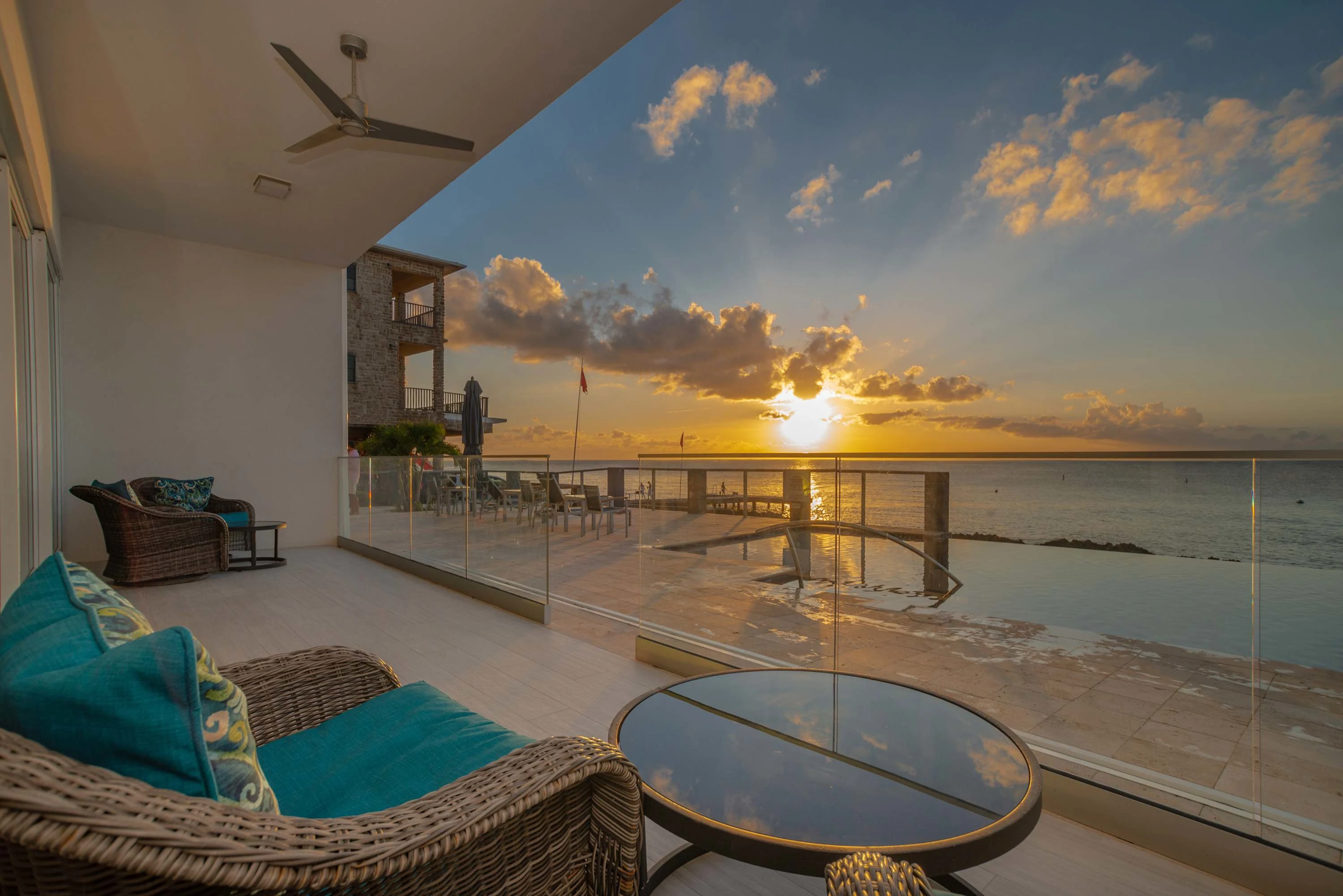 Modern Oceanfront 1 Bdr Condo /w Pool + Diving