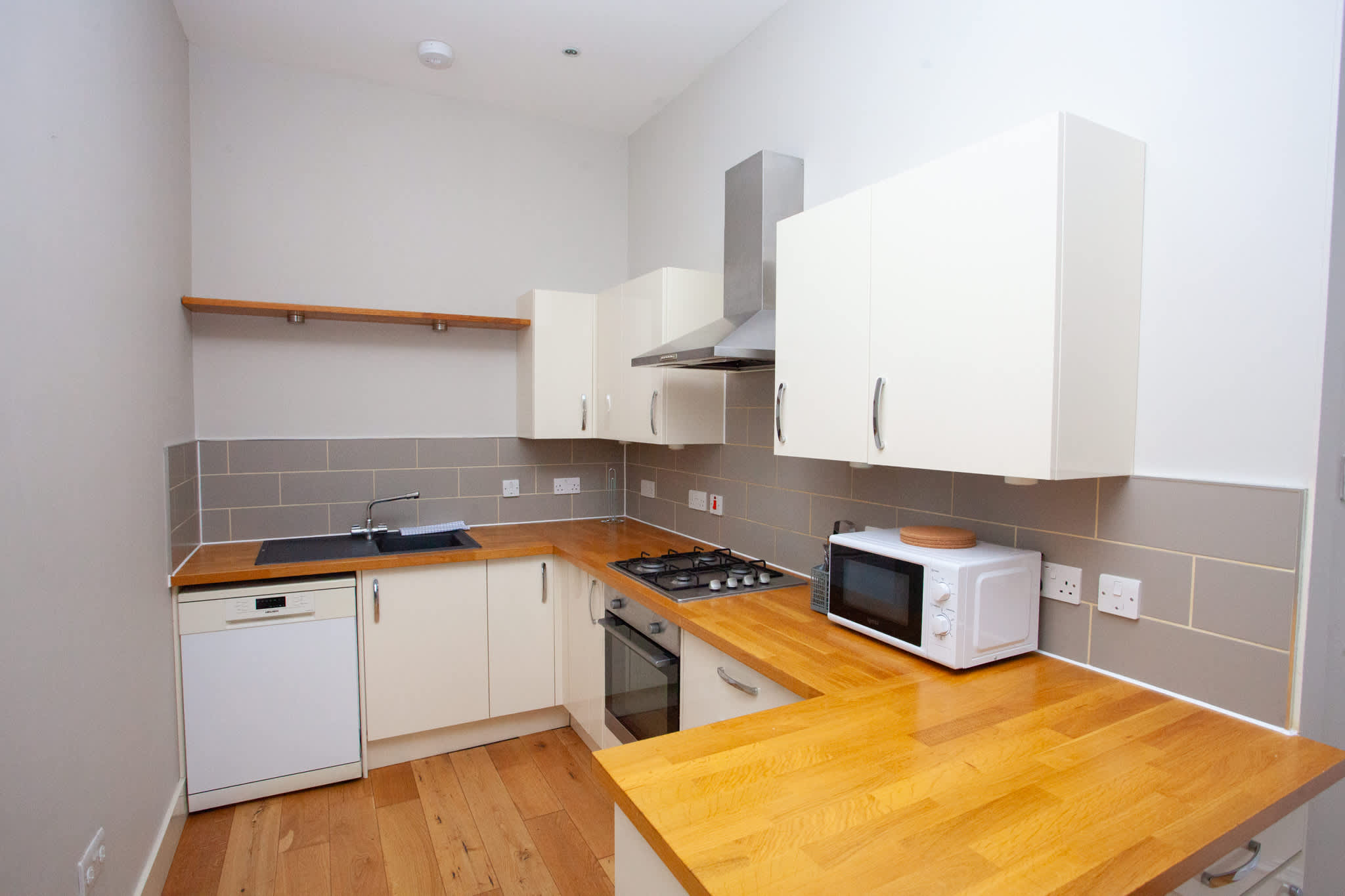 Stylish Southside 3 Bedroom Flat with Free Parking in 2/3 4 Clutha Street G51 1BL - Property image 2 - VivreStays