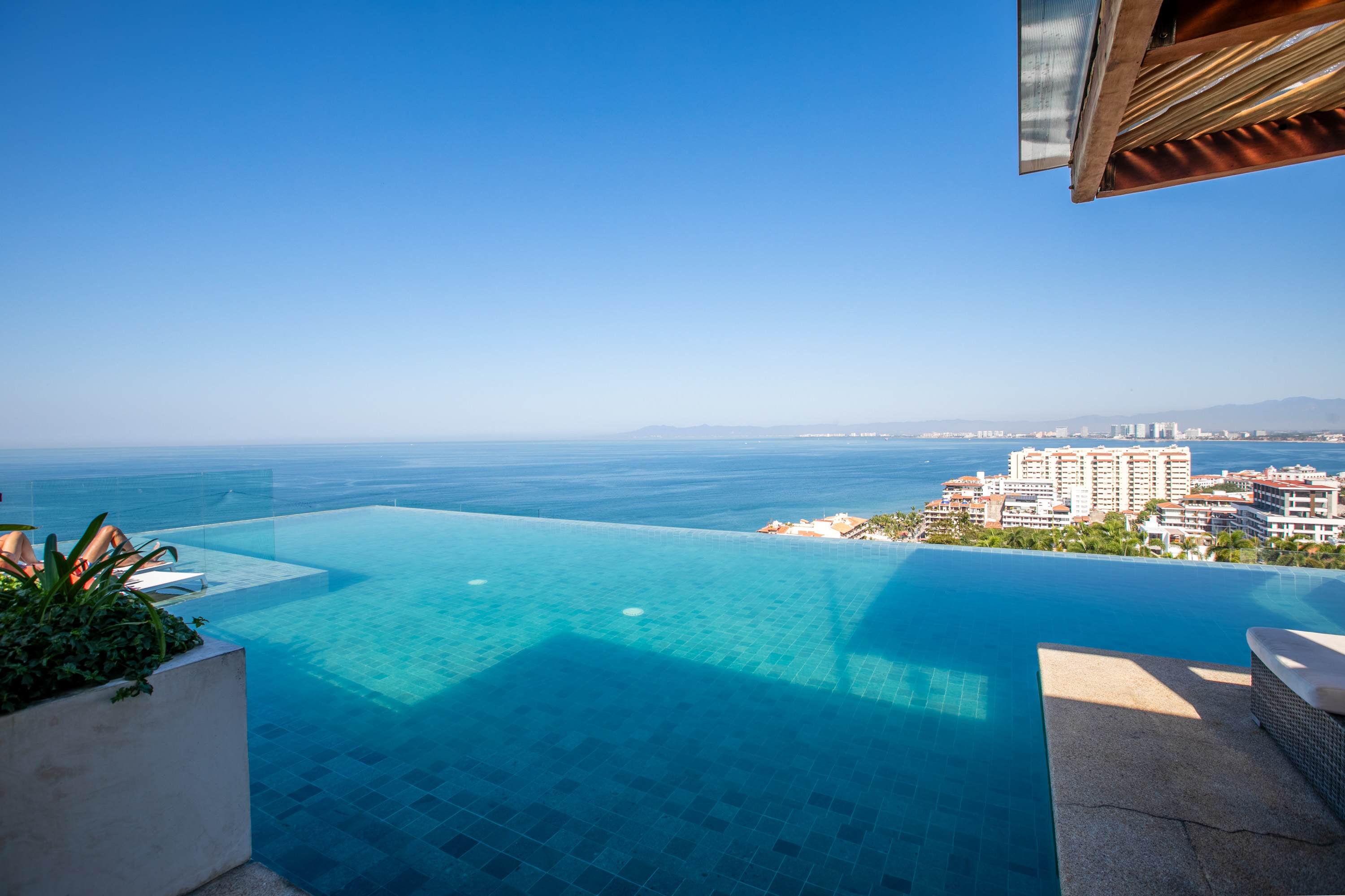 Nomada Retreat | Luxury Condo w/ Rooftop Pool