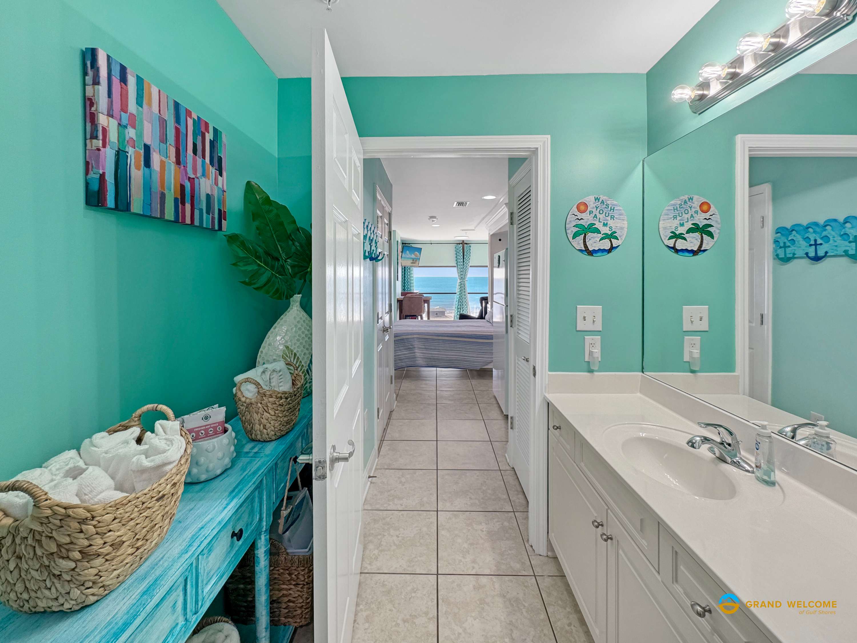 Refresh and unwind in the full bathroom