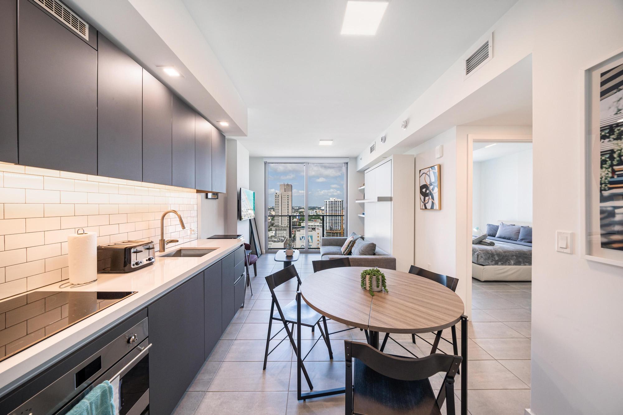Downtown 1BR: King Bed, Pool, Gym, Free Metromover