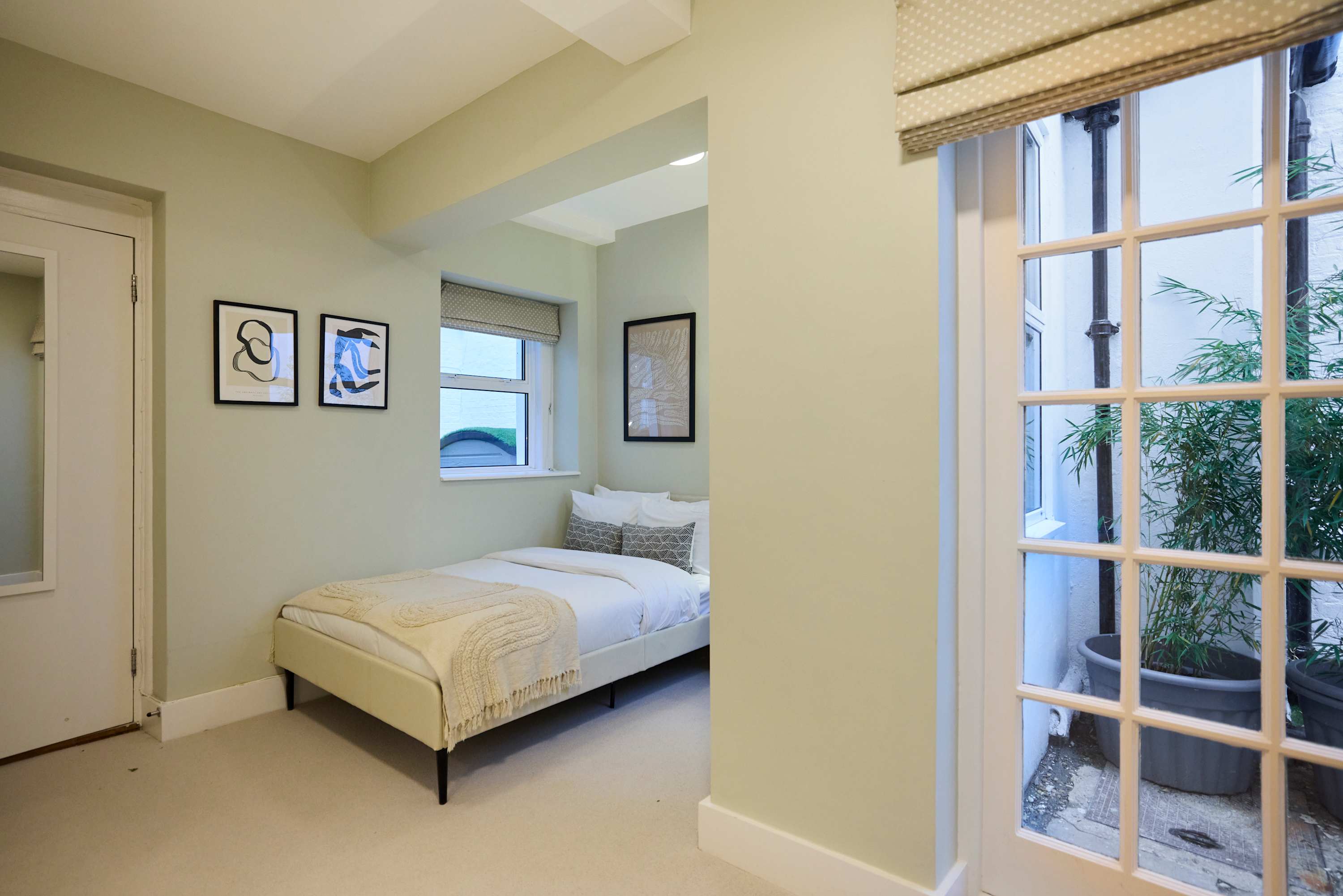 Three-Bedroom Hyde Park Apartment in Flat 15, Strathearn Place W2 2NQ - Property image 21 - VivreStays