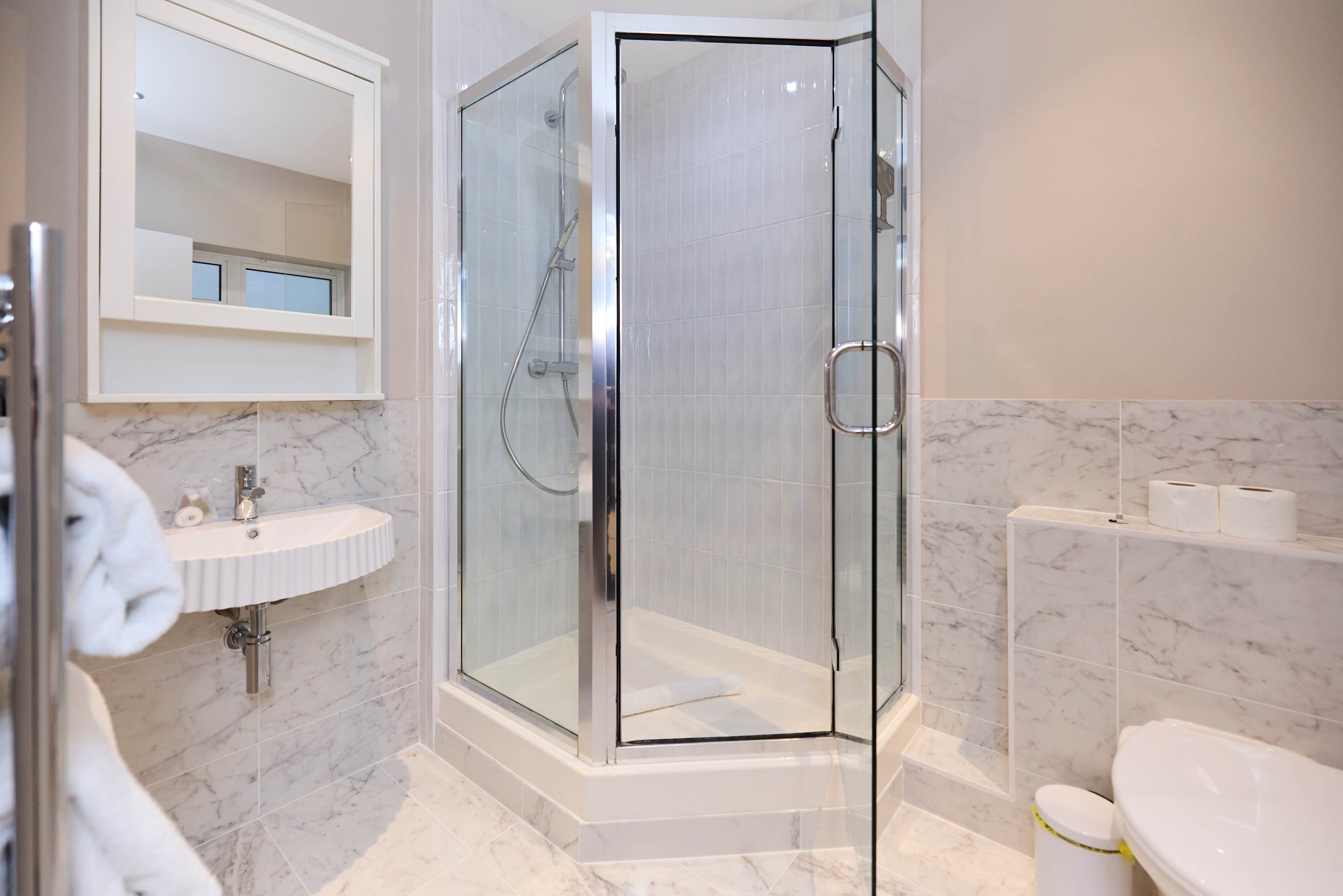 Three-Bedroom Hyde Park Apartment in Flat 15, Strathearn Place W2 2NQ - Property image 15 - VivreStays