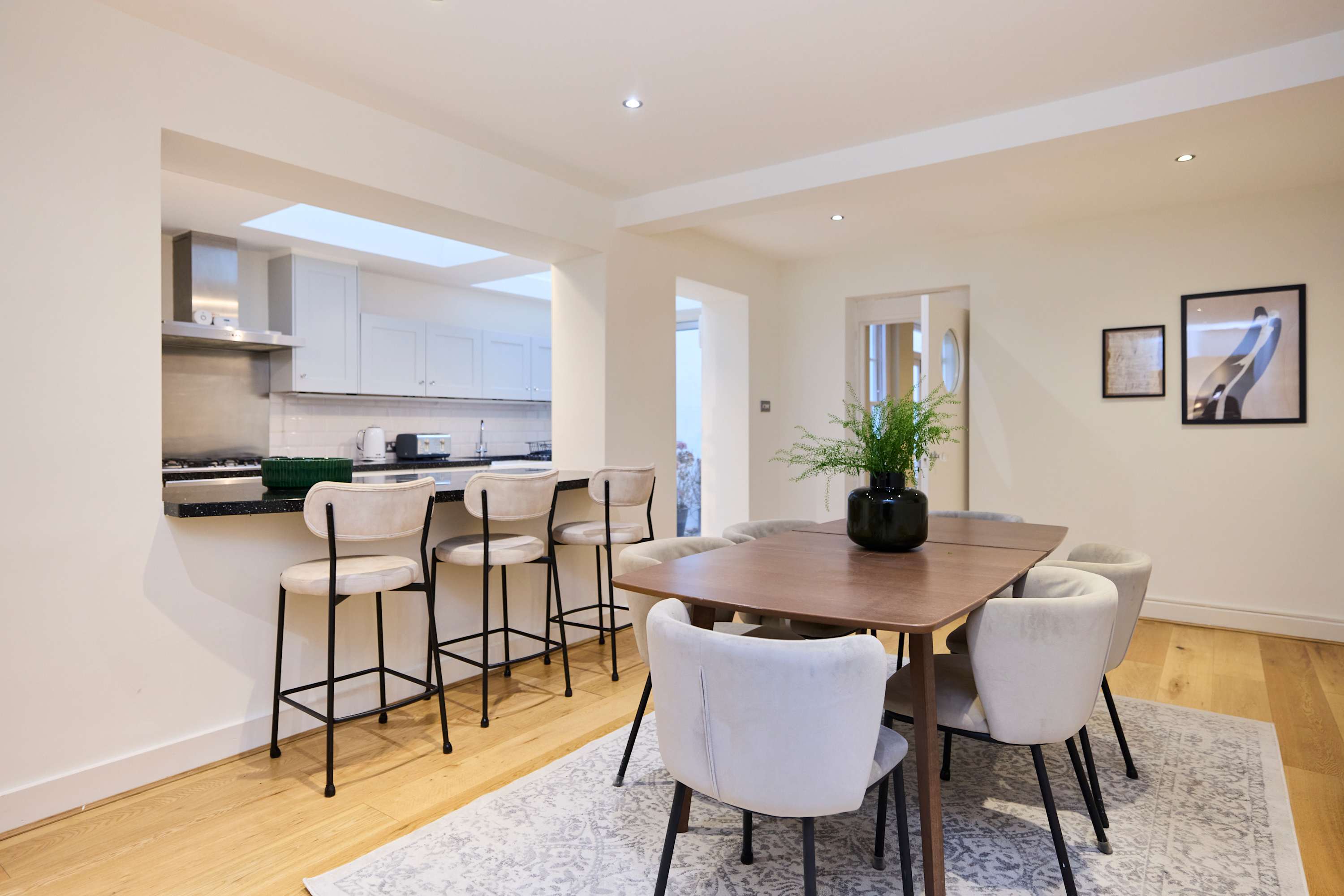 Three-Bedroom Hyde Park Apartment in Flat 15, Strathearn Place W2 2NQ - Property image 8 - VivreStays