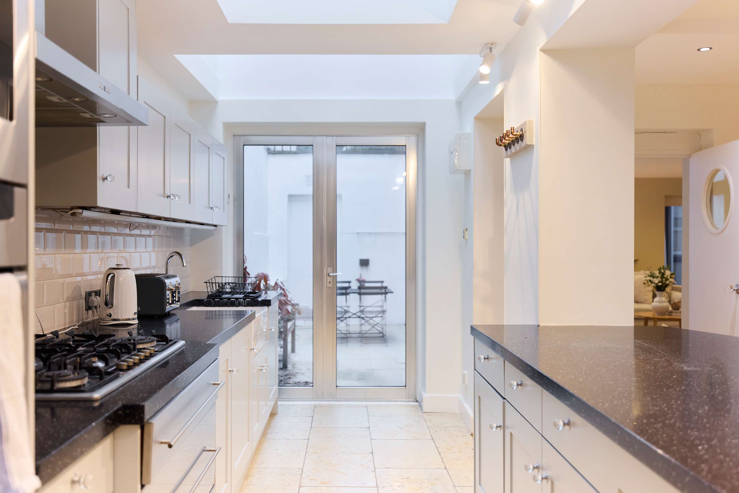 Three-Bedroom Hyde Park Apartment in Flat 15, Strathearn Place W2 2NQ - Property image 6 - VivreStays