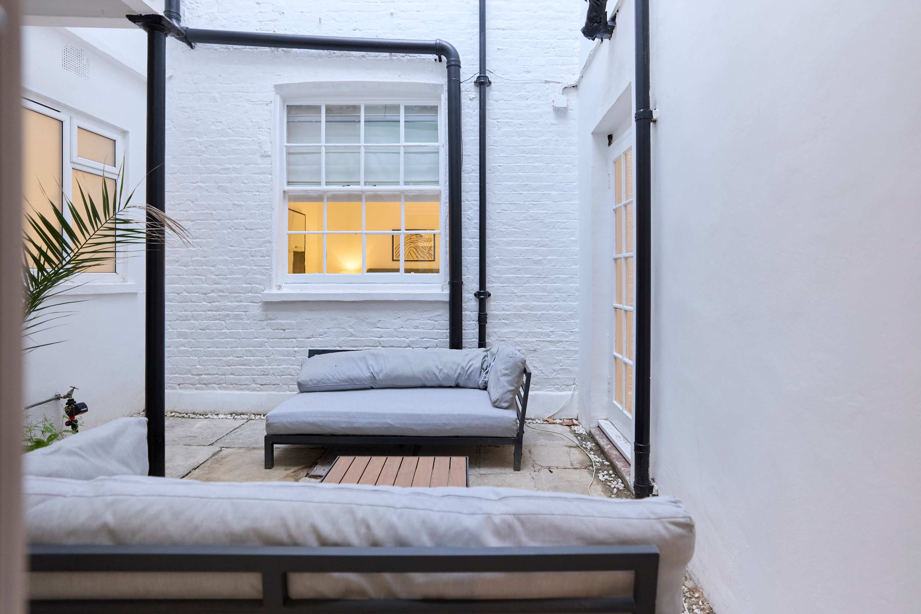 Three-Bedroom Hyde Park Apartment in Flat 15, Strathearn Place W2 2NQ - Property image 25 - VivreStays