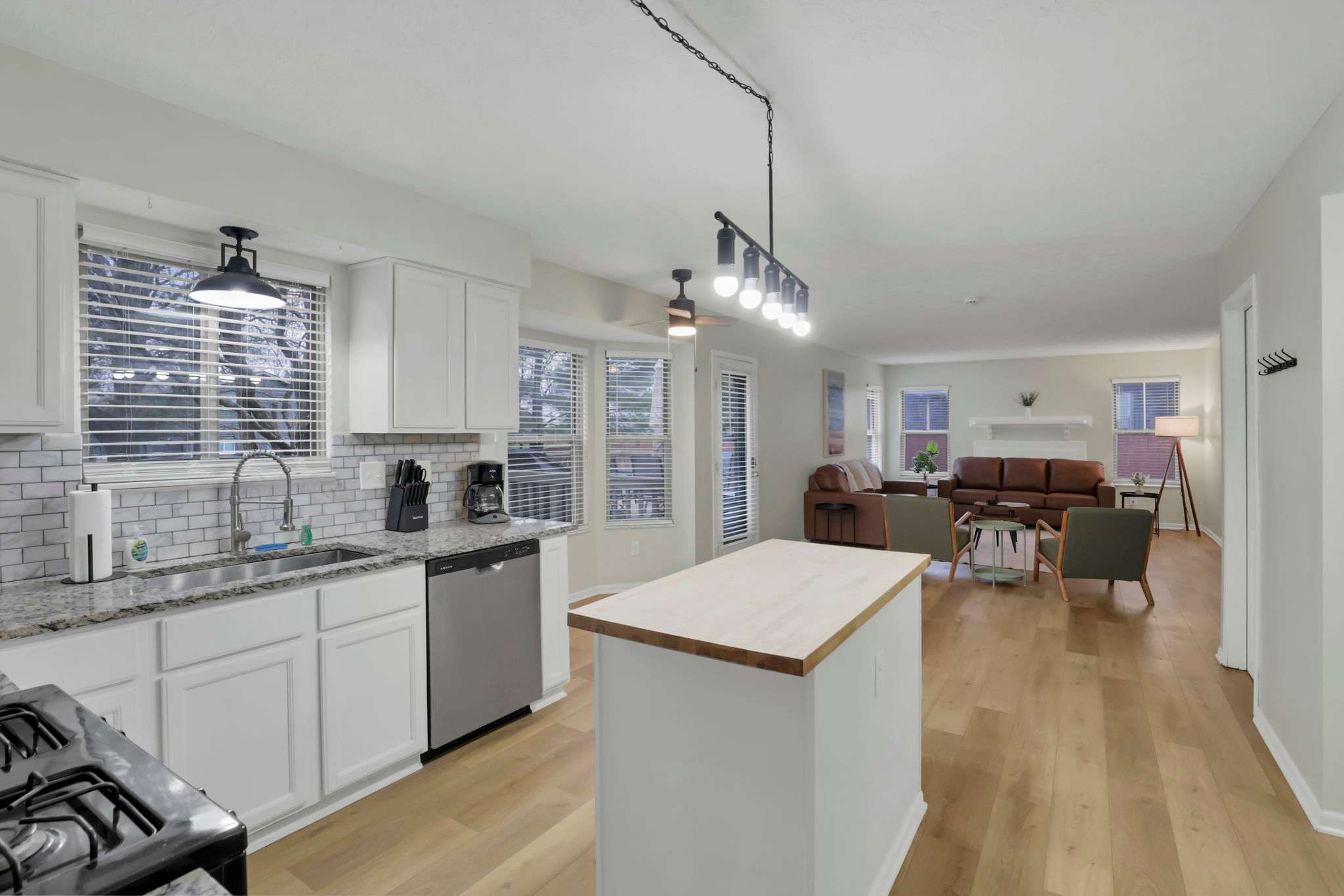 Bright 5BR Family Home -Near Airport, New Albany & Easy Commute