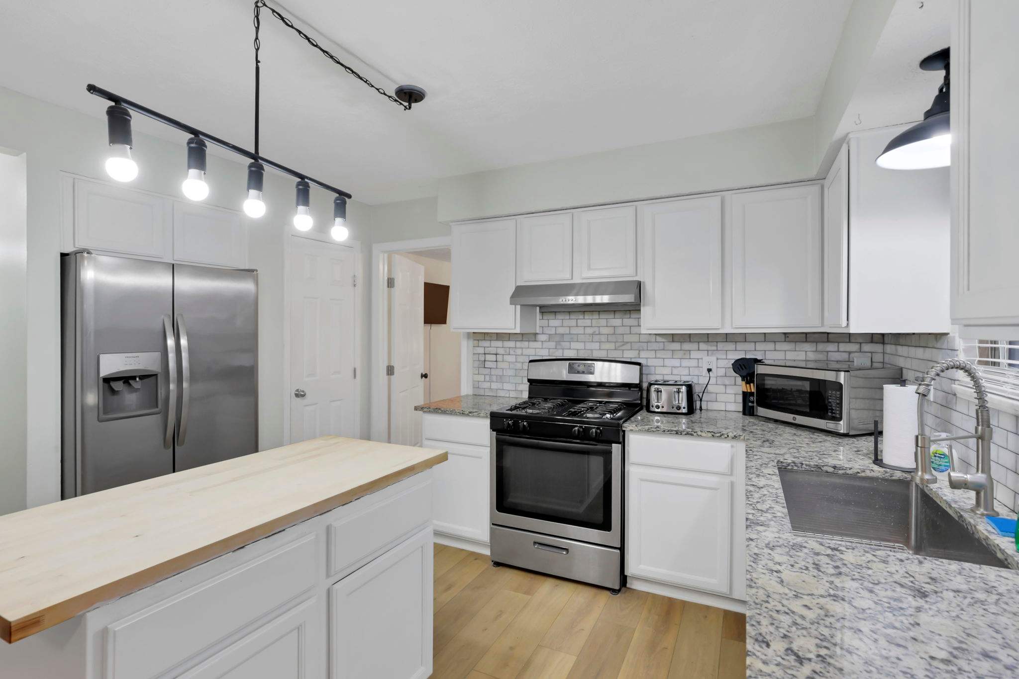 Bright 5BR Family Home -Near Airport, New Albany & Easy Commute