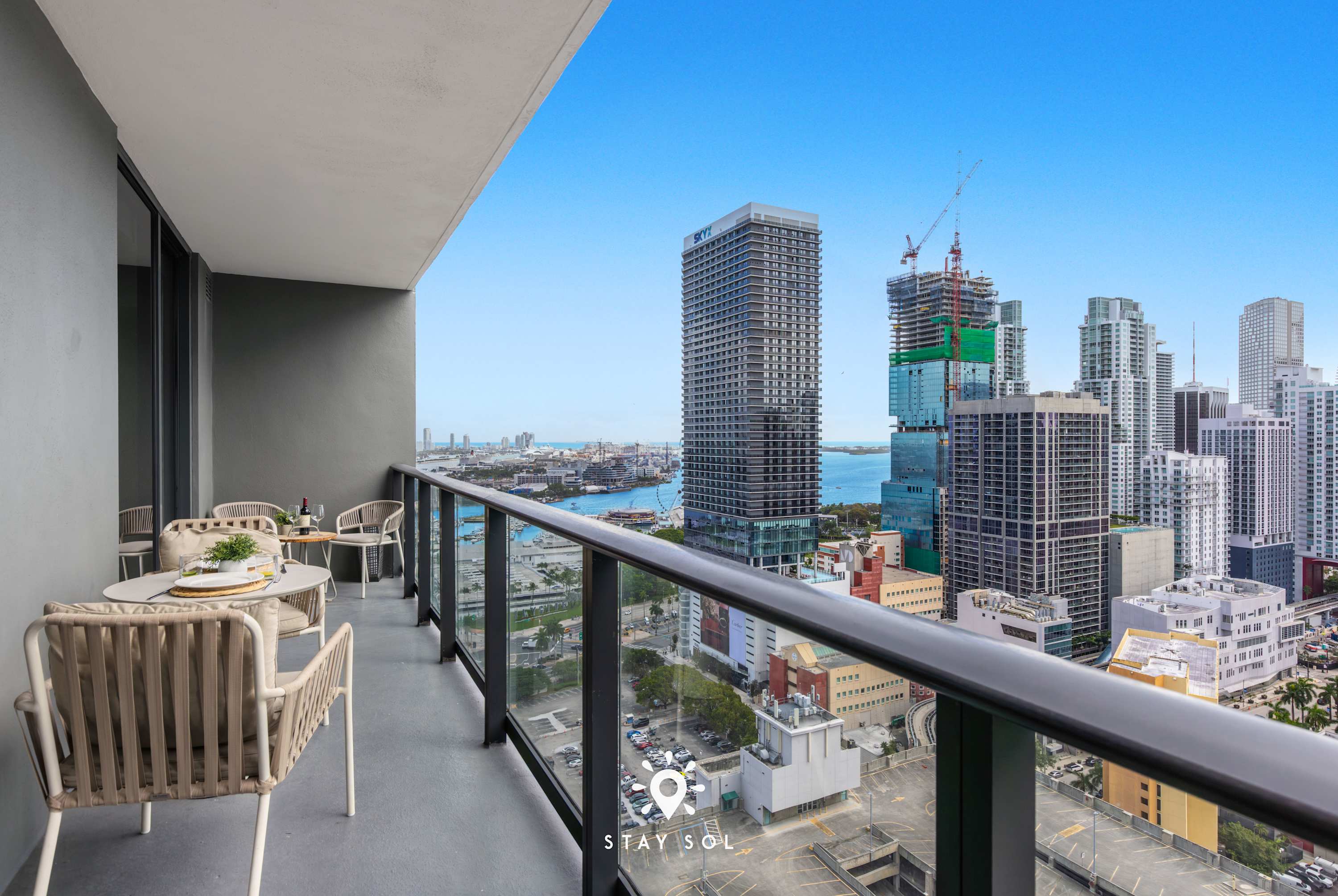 Stylish 1BR Apartment - Pool & Gym