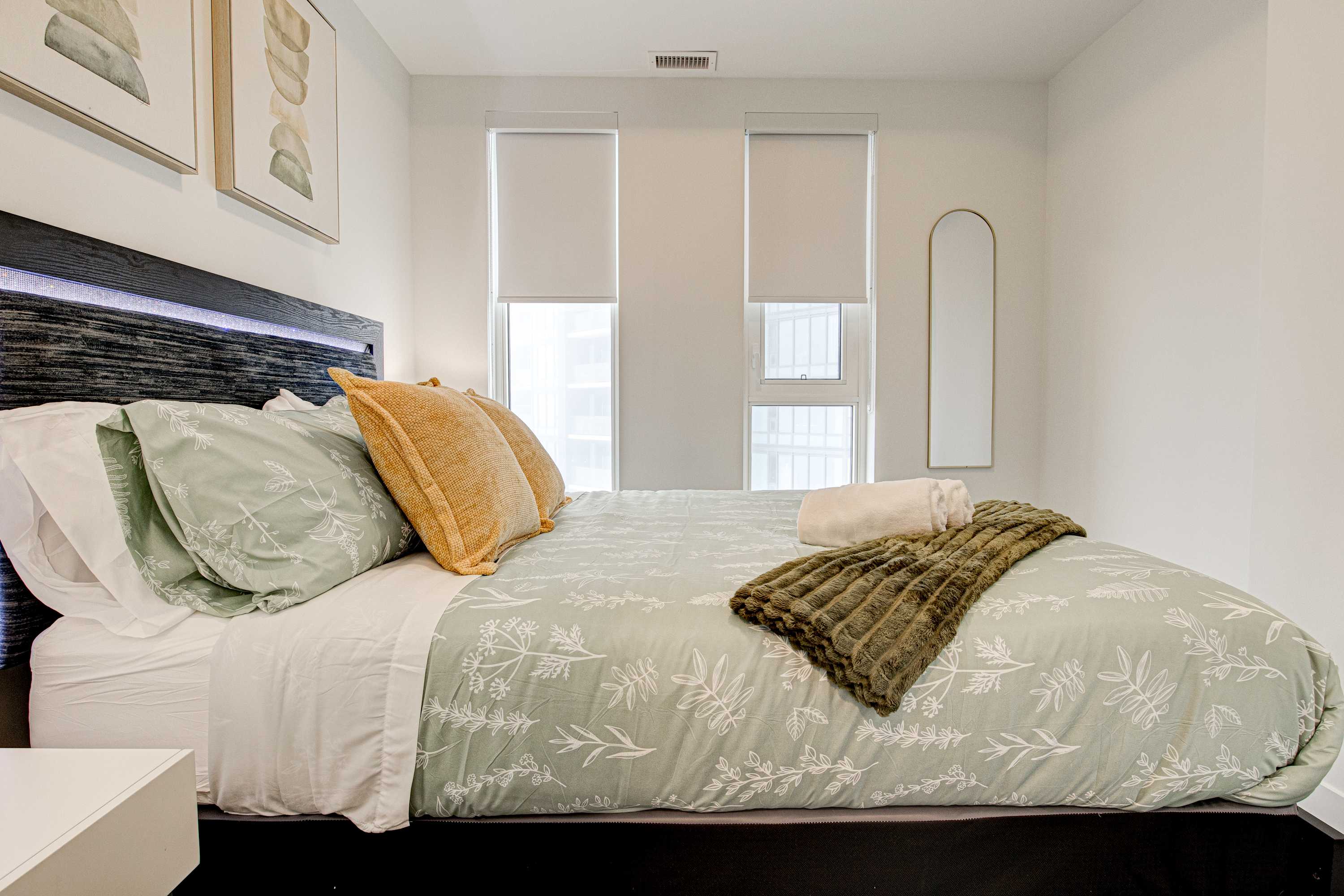 Stylish Downtown Suite with Patio City Views | Photo 15