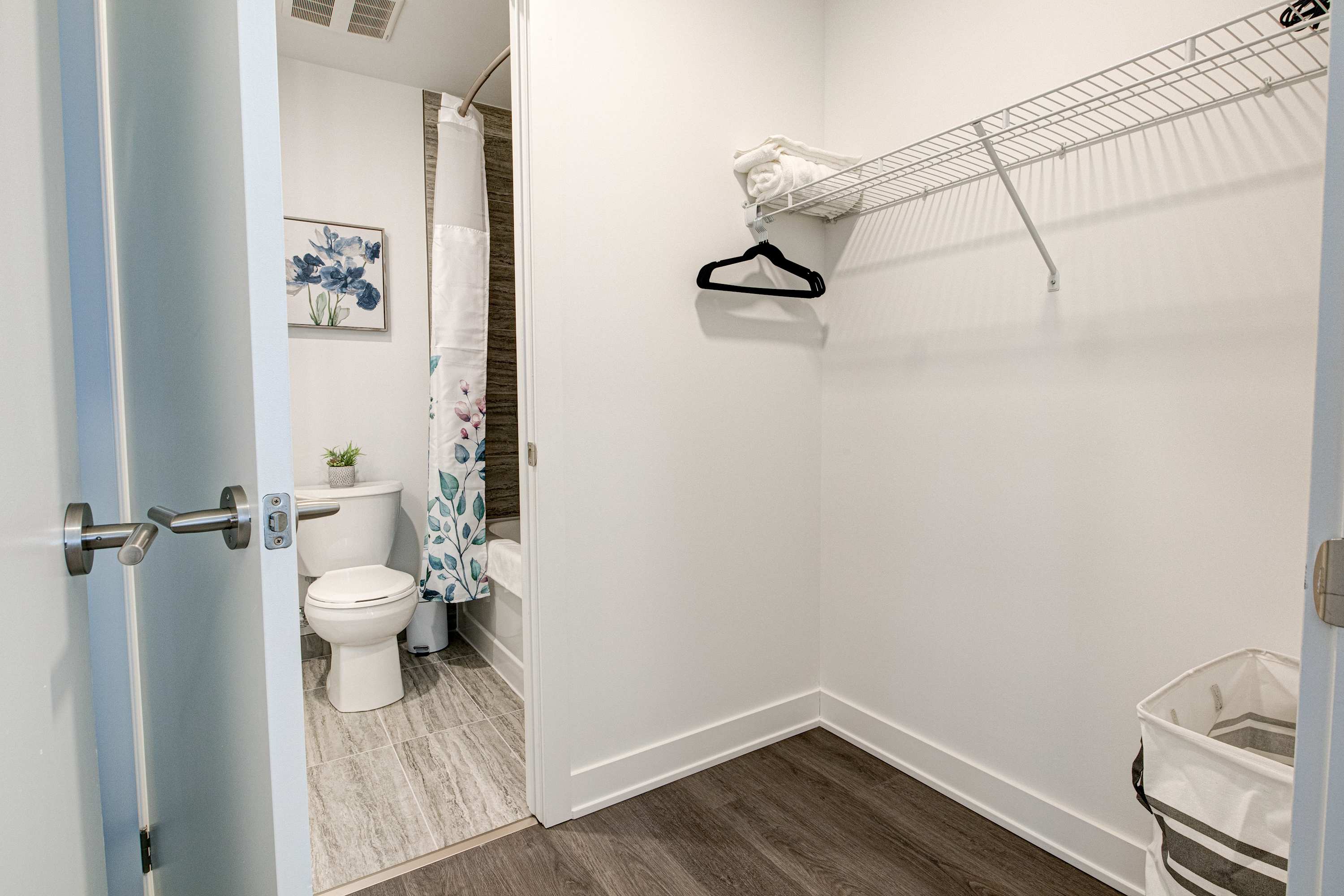 Stylish Downtown Suite with Patio City Views | Photo 20