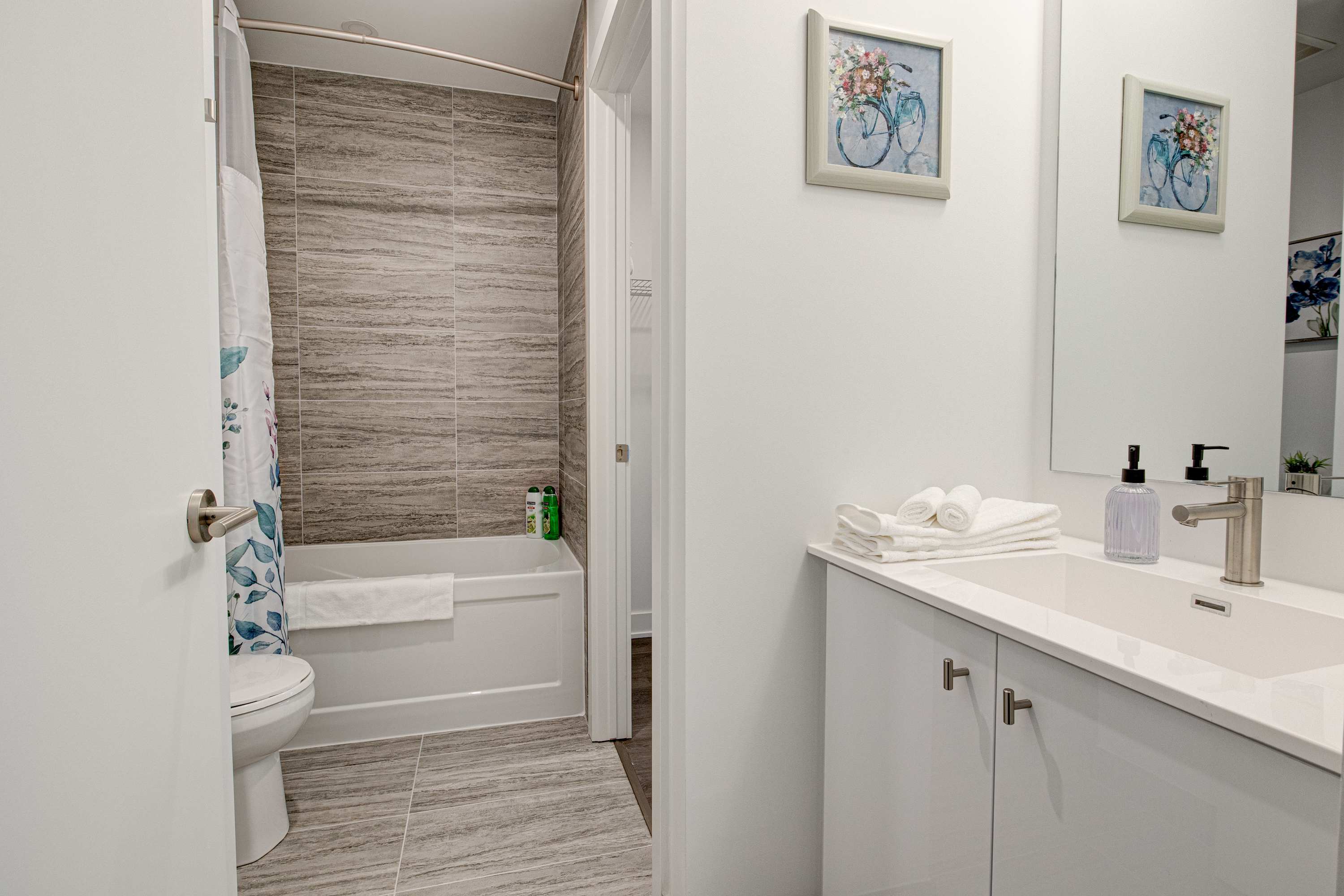 Stylish Downtown Suite with Patio City Views | Photo 17