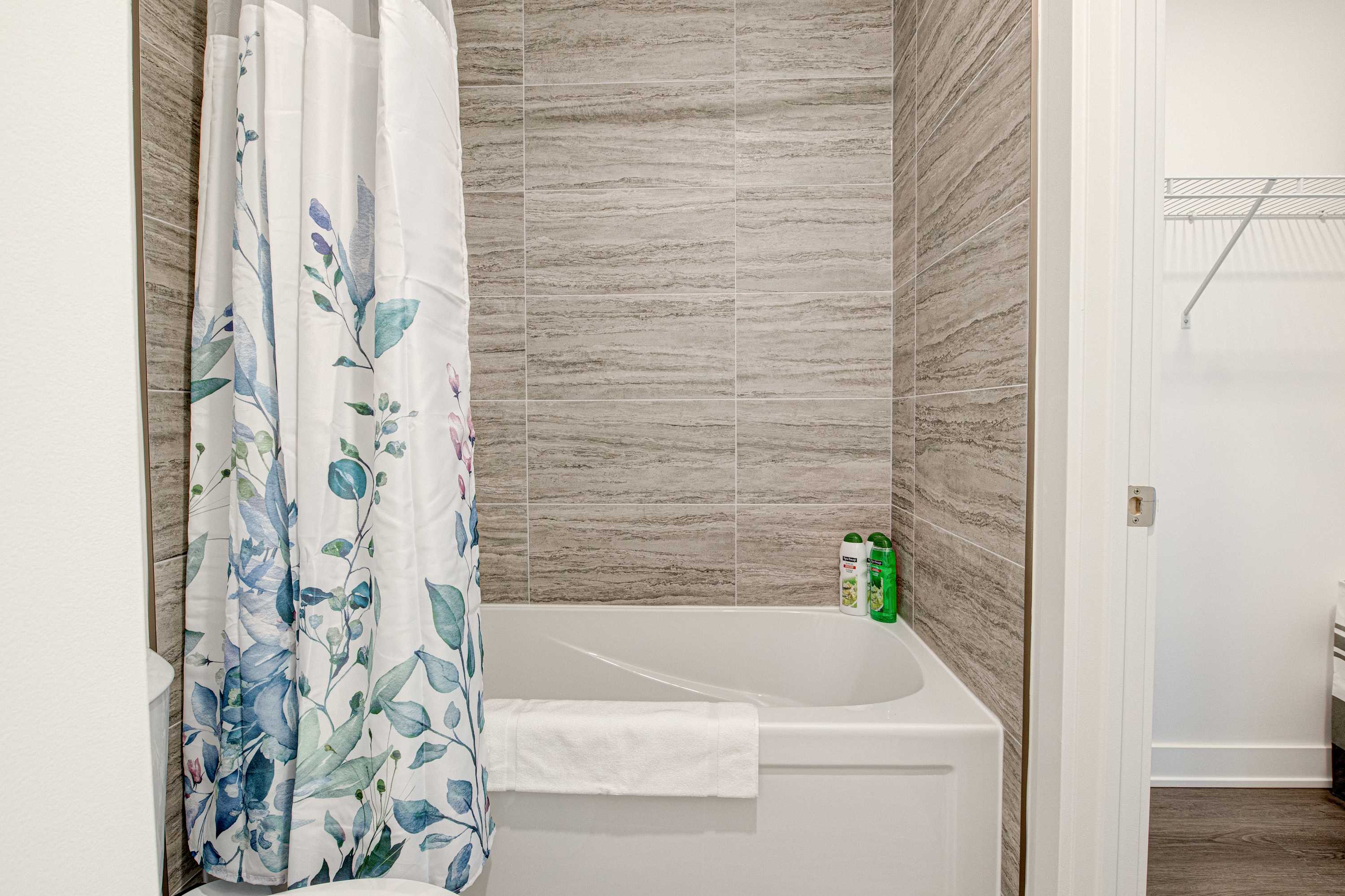 Stylish Downtown Suite with Patio City Views | Photo 18