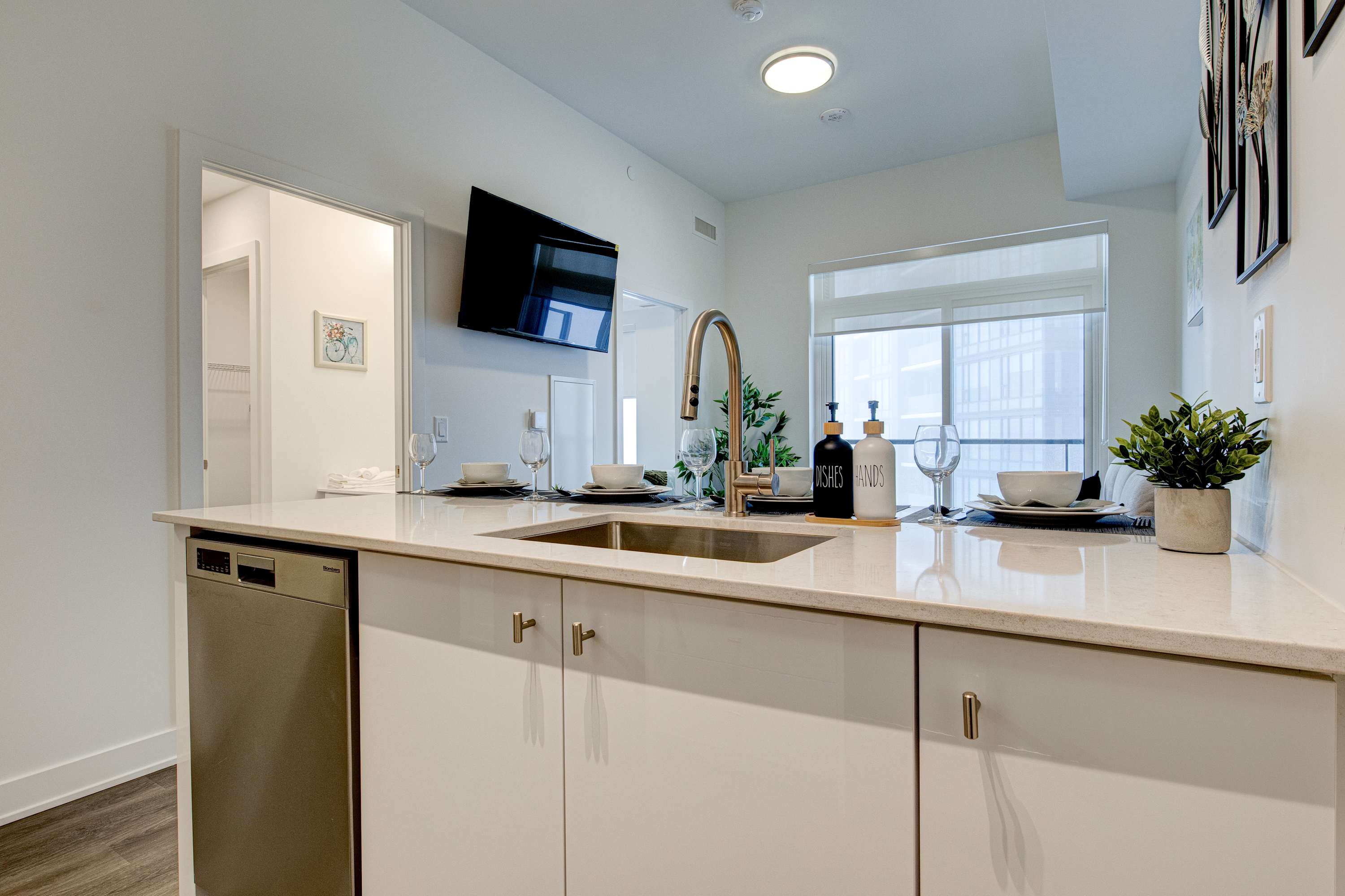 Stylish Downtown Suite with Patio City Views | Photo 11