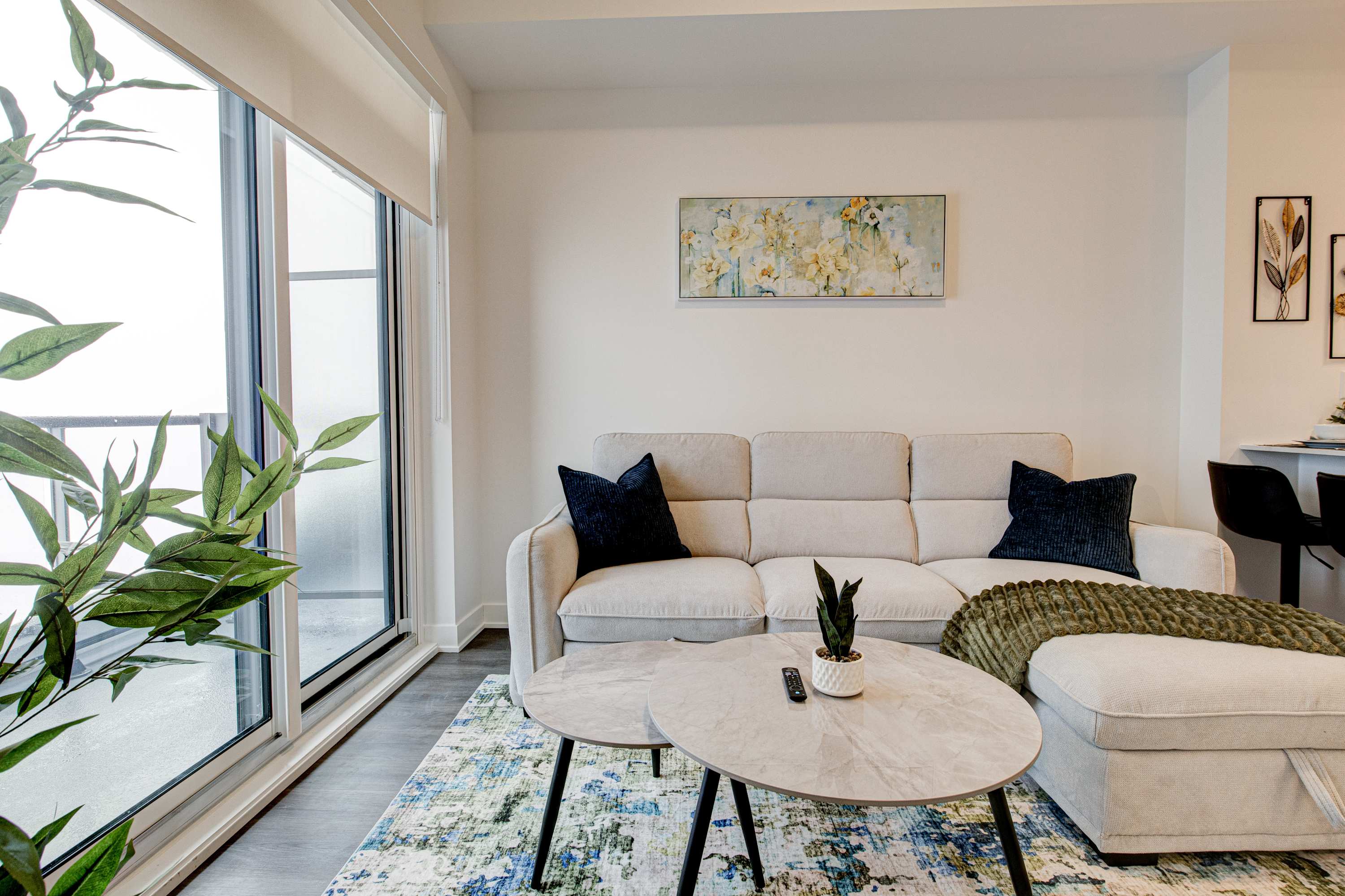 Stylish Downtown Suite with Patio City Views | Photo 7