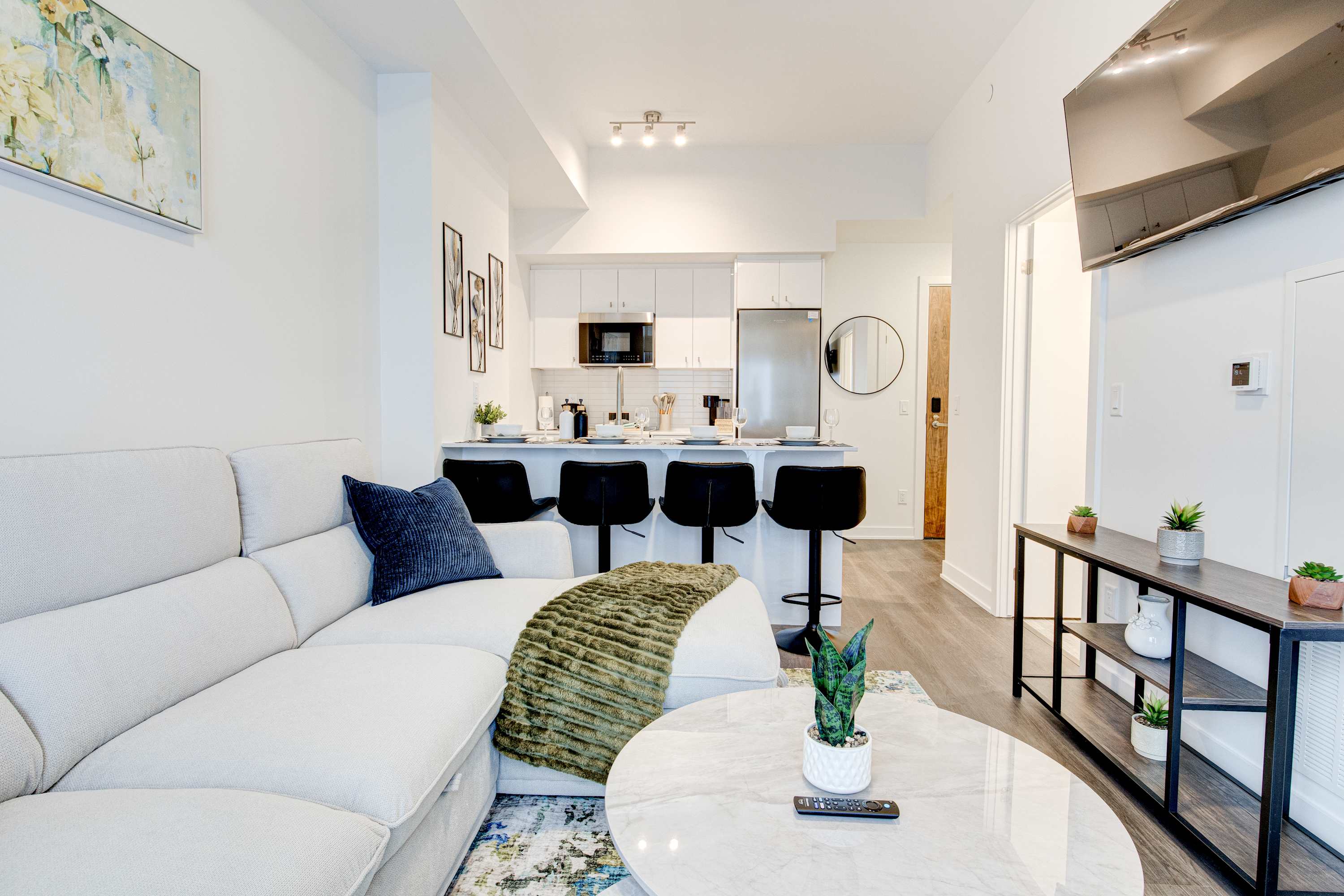 Stylish Downtown Suite with Patio City Views | Photo 9