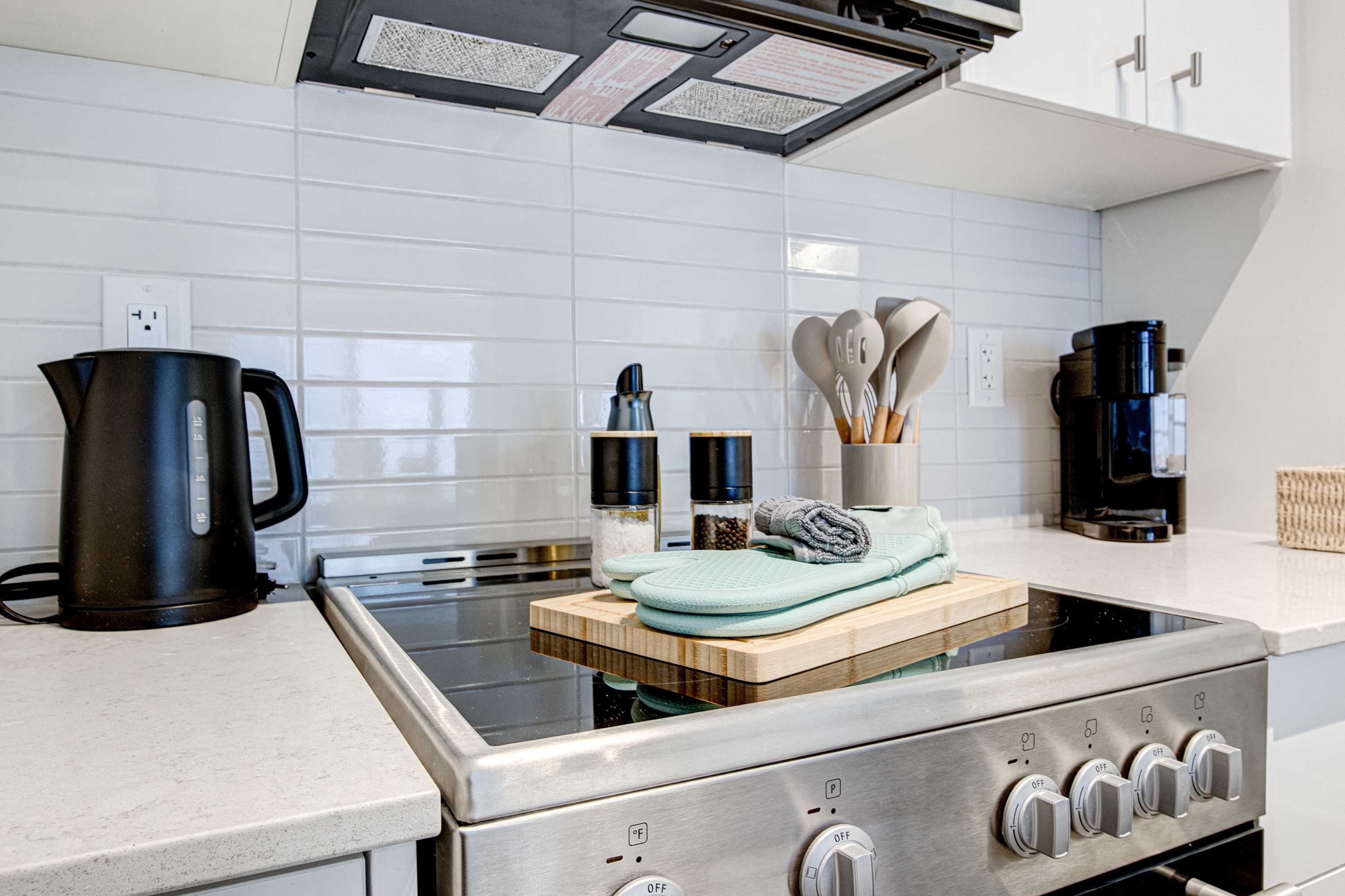 Stylish Downtown Suite with Patio City Views | Photo 12