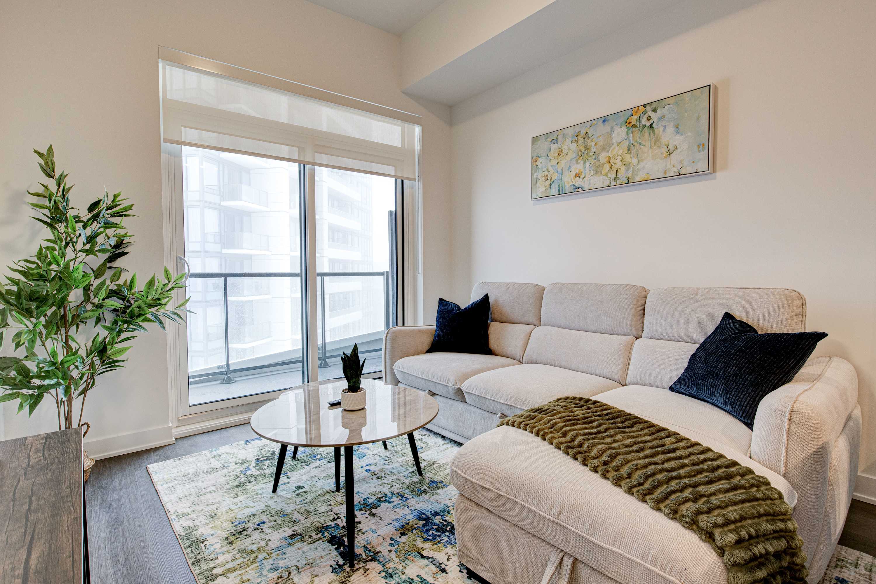 Stylish Downtown Suite with Patio City Views