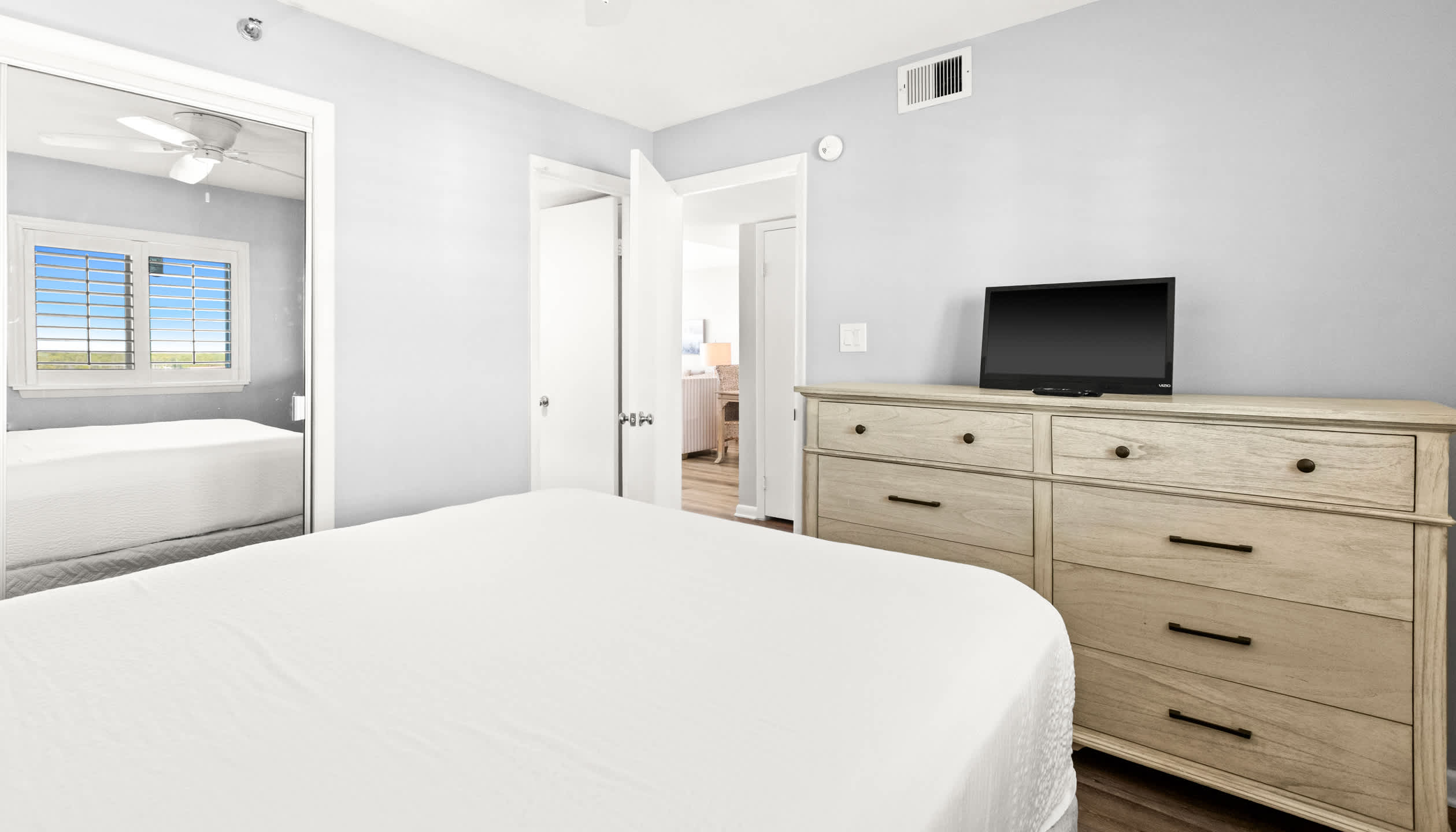 One Seagrove Place 0807 | Photo 23