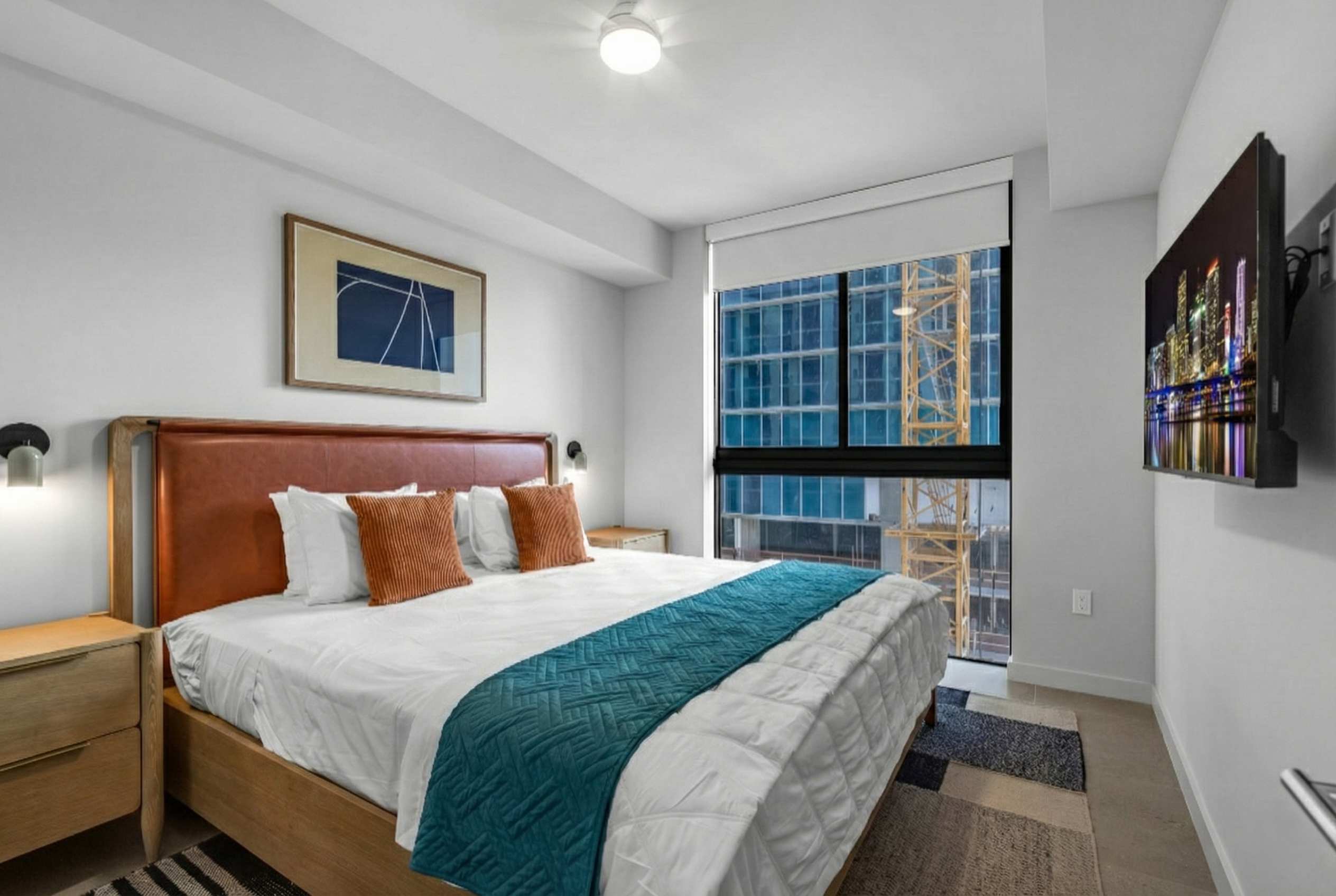 Corner Suite 2BR/2BA Skyline Views + Rooftop Pool