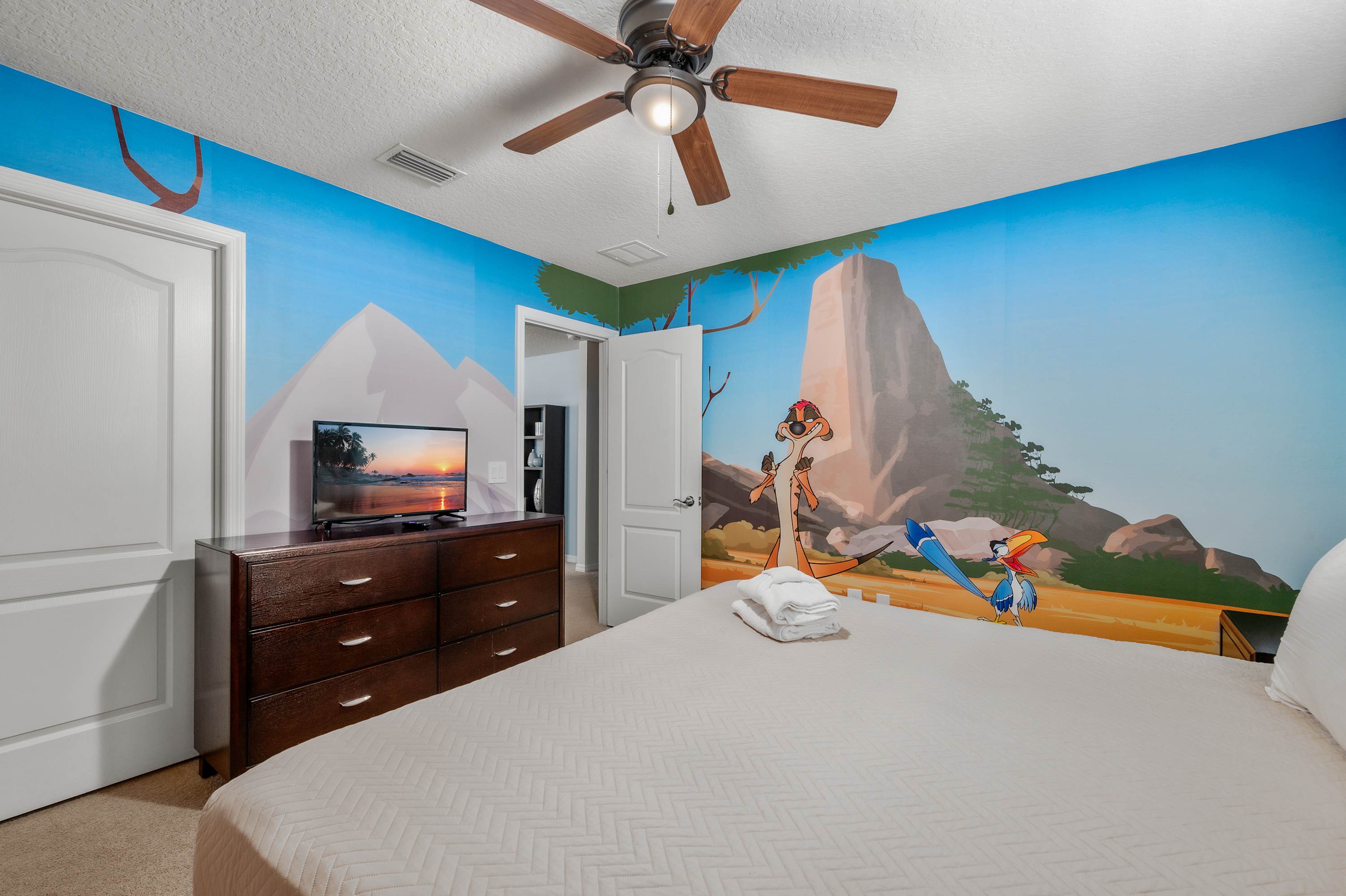 Elegant villa near Disney w/ pool & gameroom