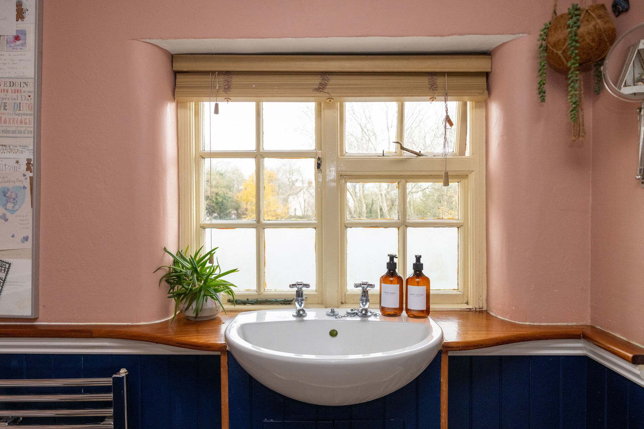 Light and airy bathroom