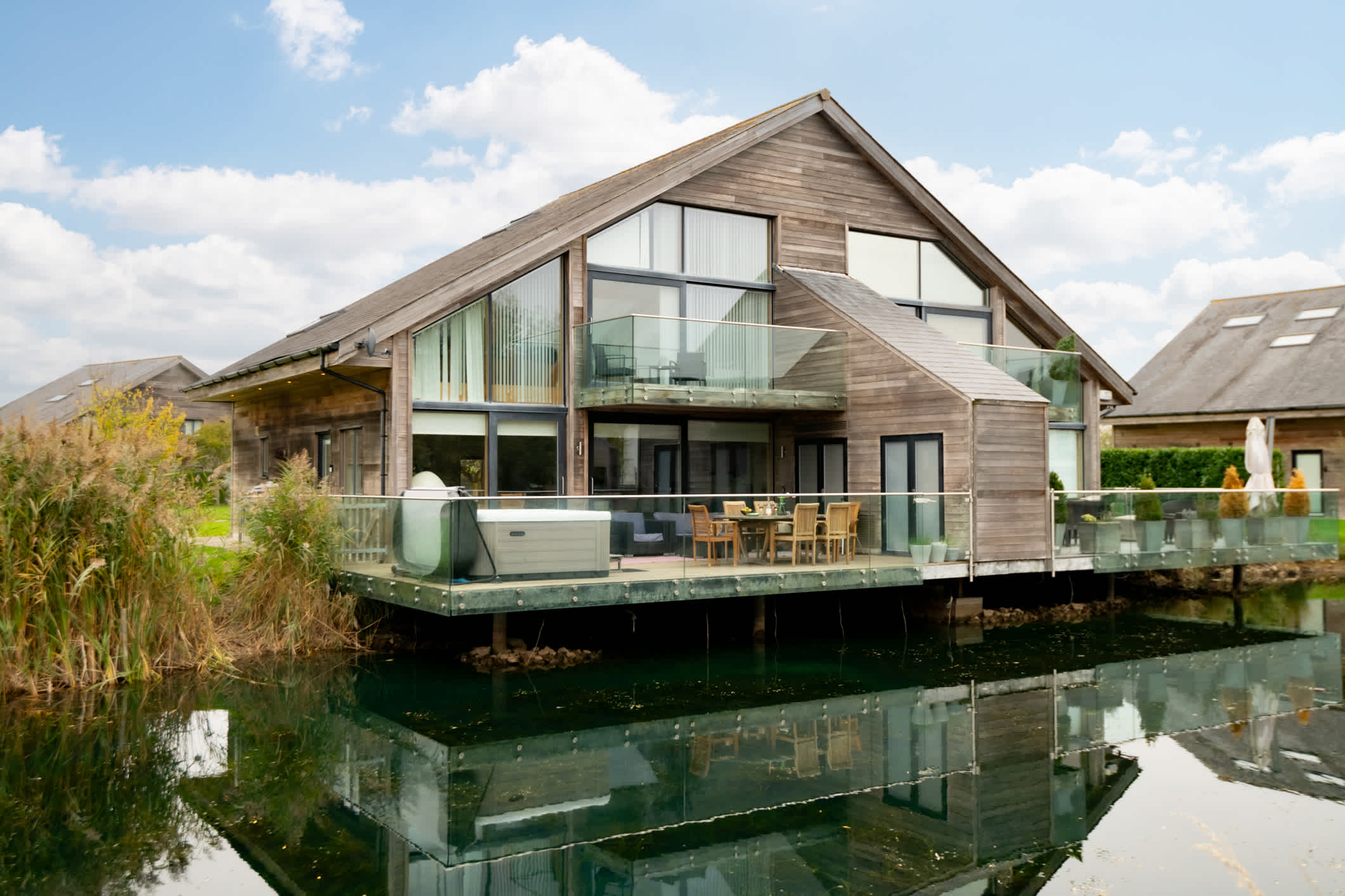 Ardross Lodge | Lakeside Hot Tub Stay for Groups — South Cerney, England — vacation rental