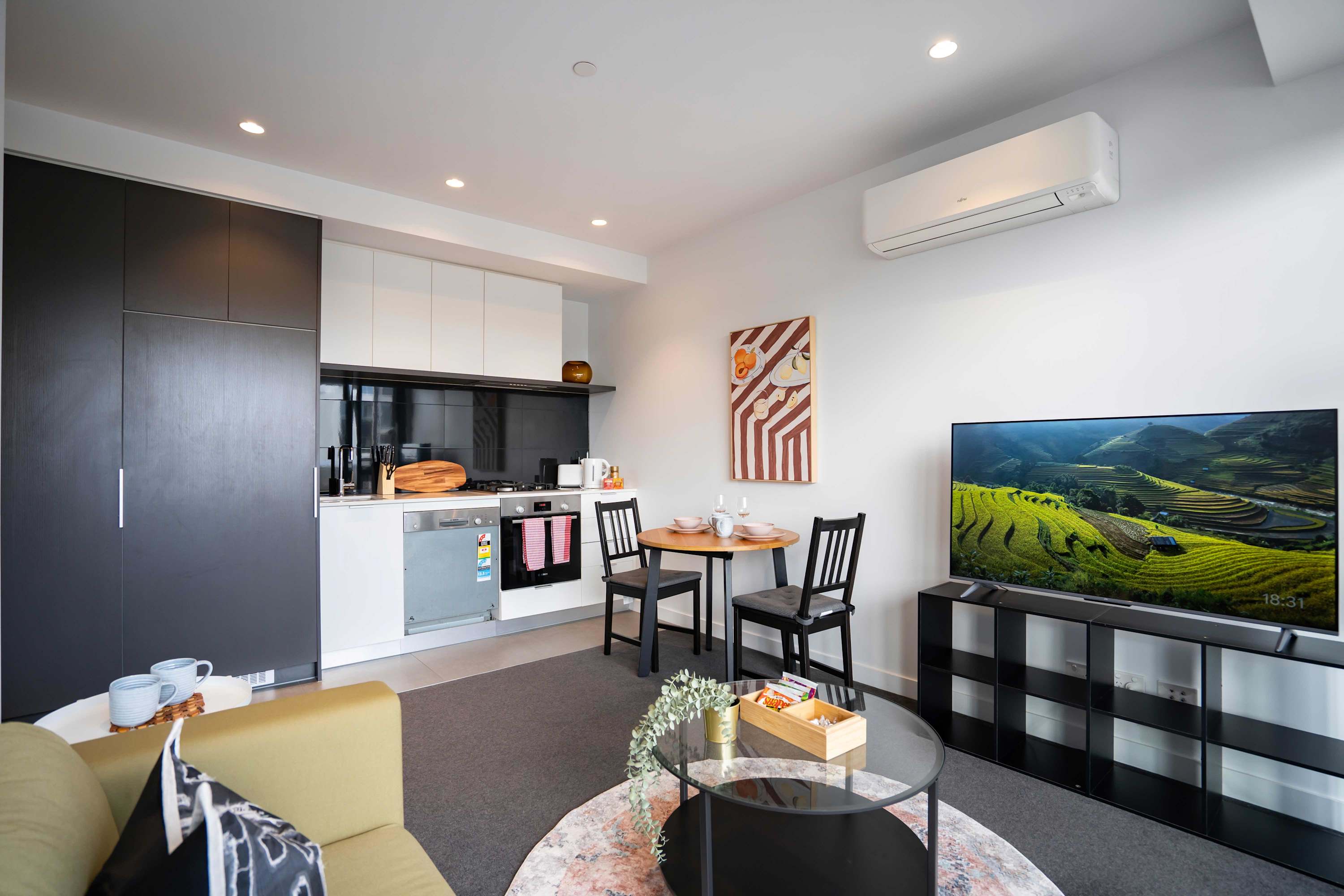 Modern Hawthorn 1BR  Walk to Cafes & Transport