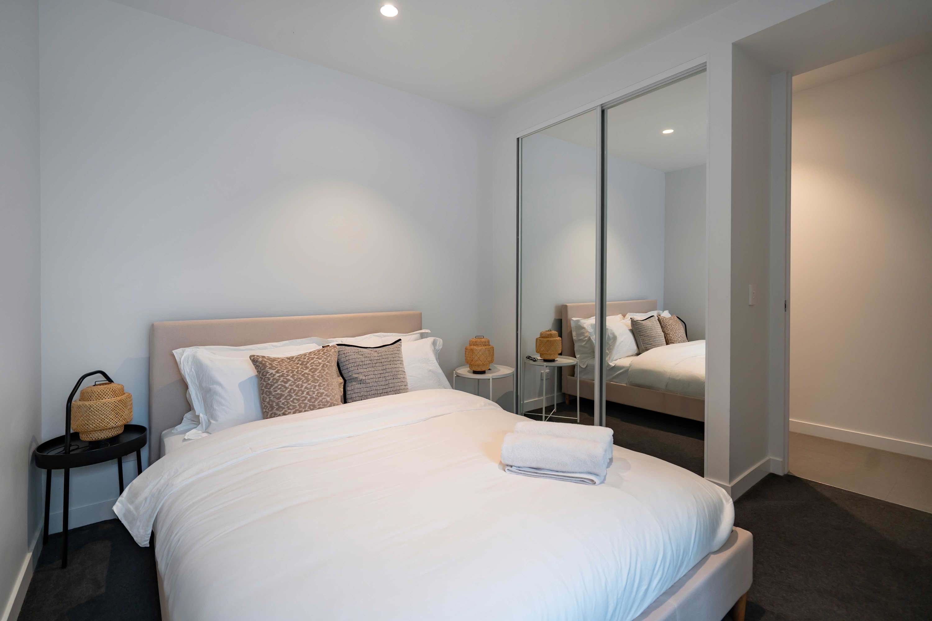 Modern Hawthorn 1BR  Walk to Cafes & Transport