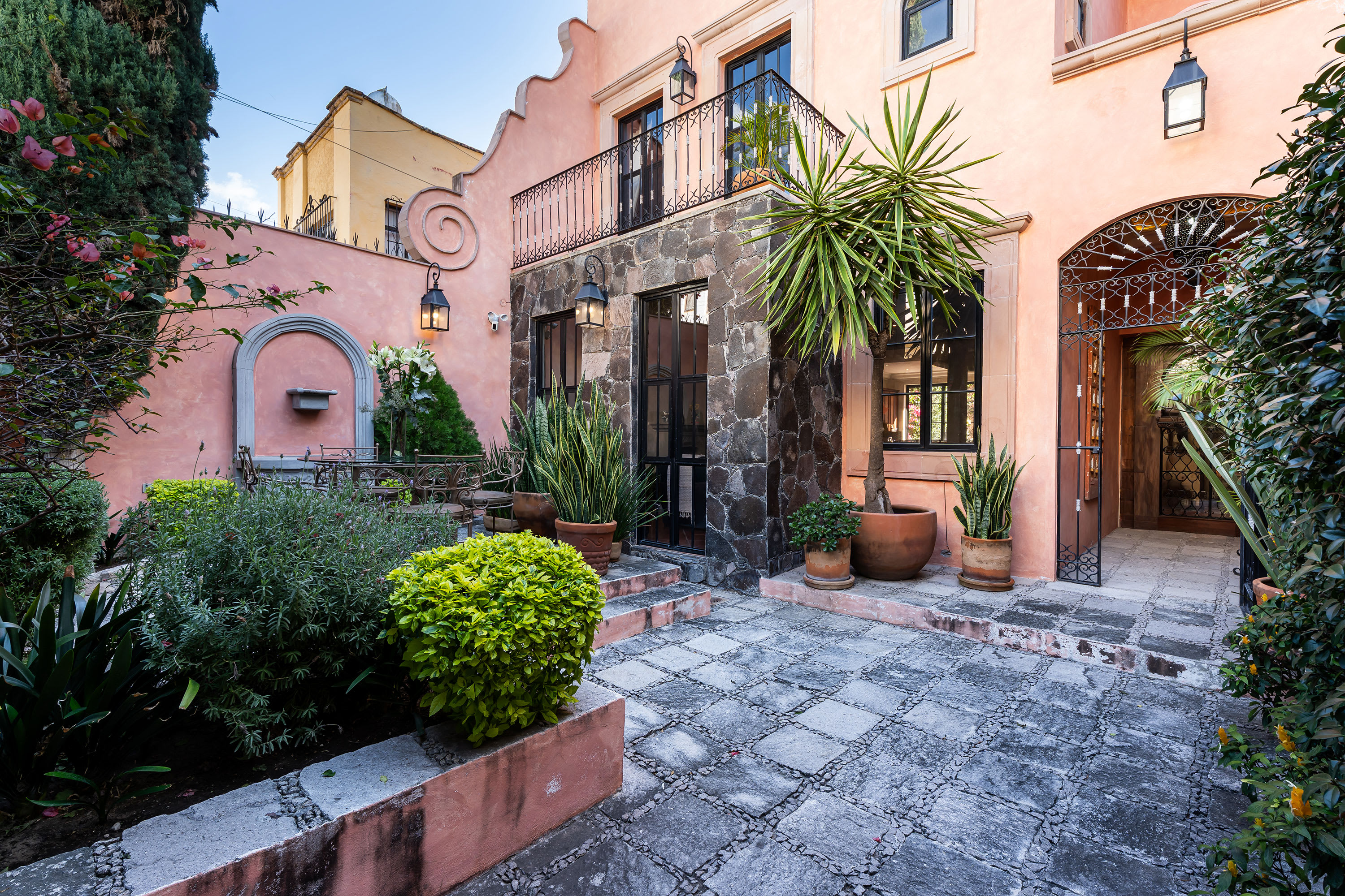 3BR Guadalupe Home with Rooftop & Elevator, Flat Walk to Centro — San Miguel de Allende, Guanajuato — vacation rental