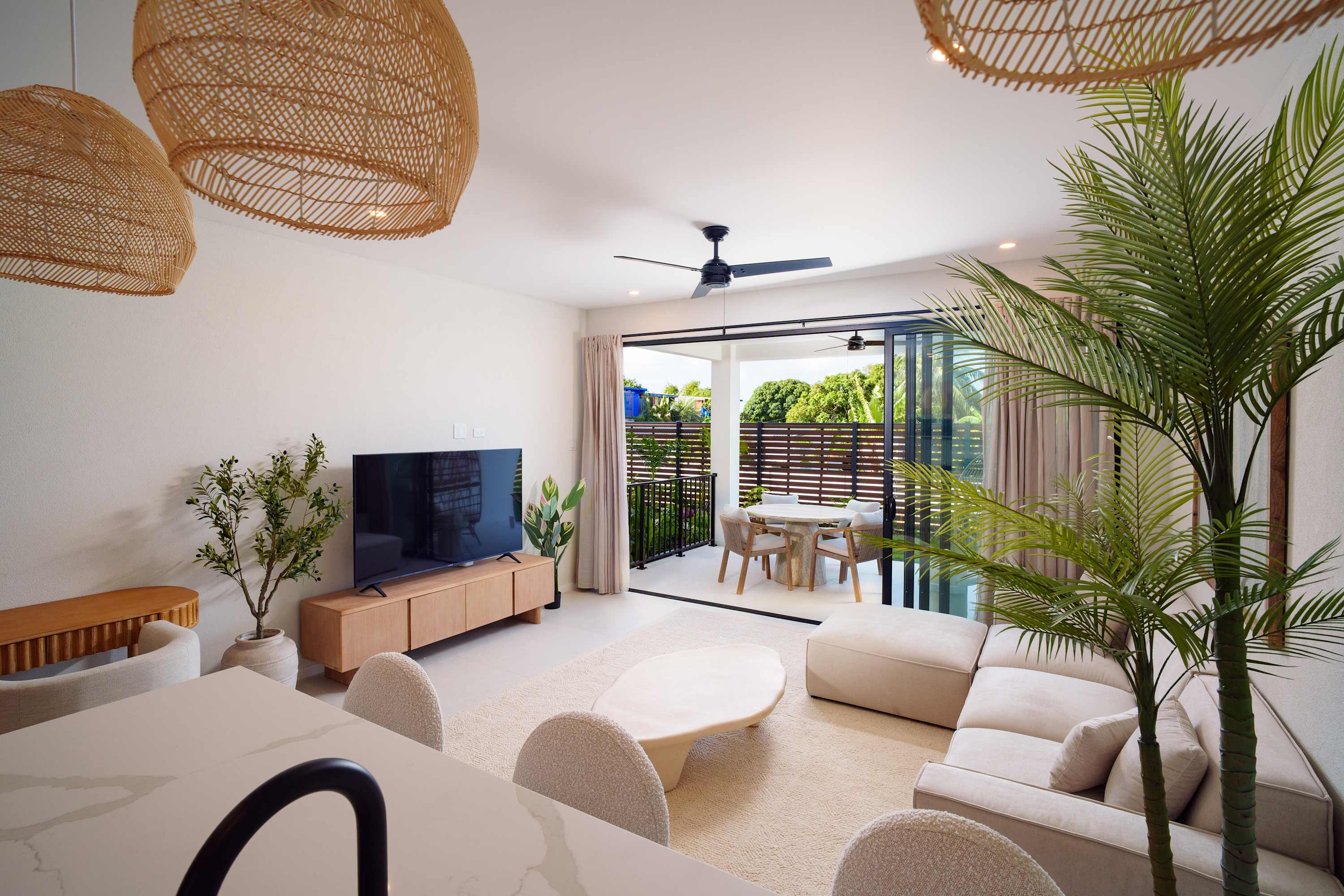 Elegant LUX 2BR, 3mins to Beach! Pool & Deck