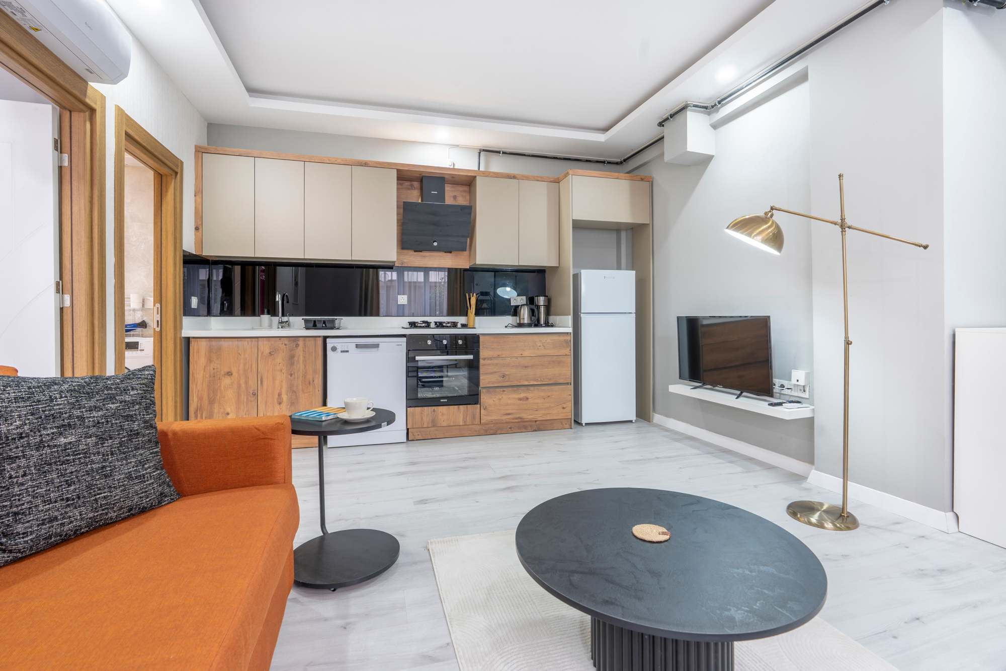 Orange Modern City Apartment image 2