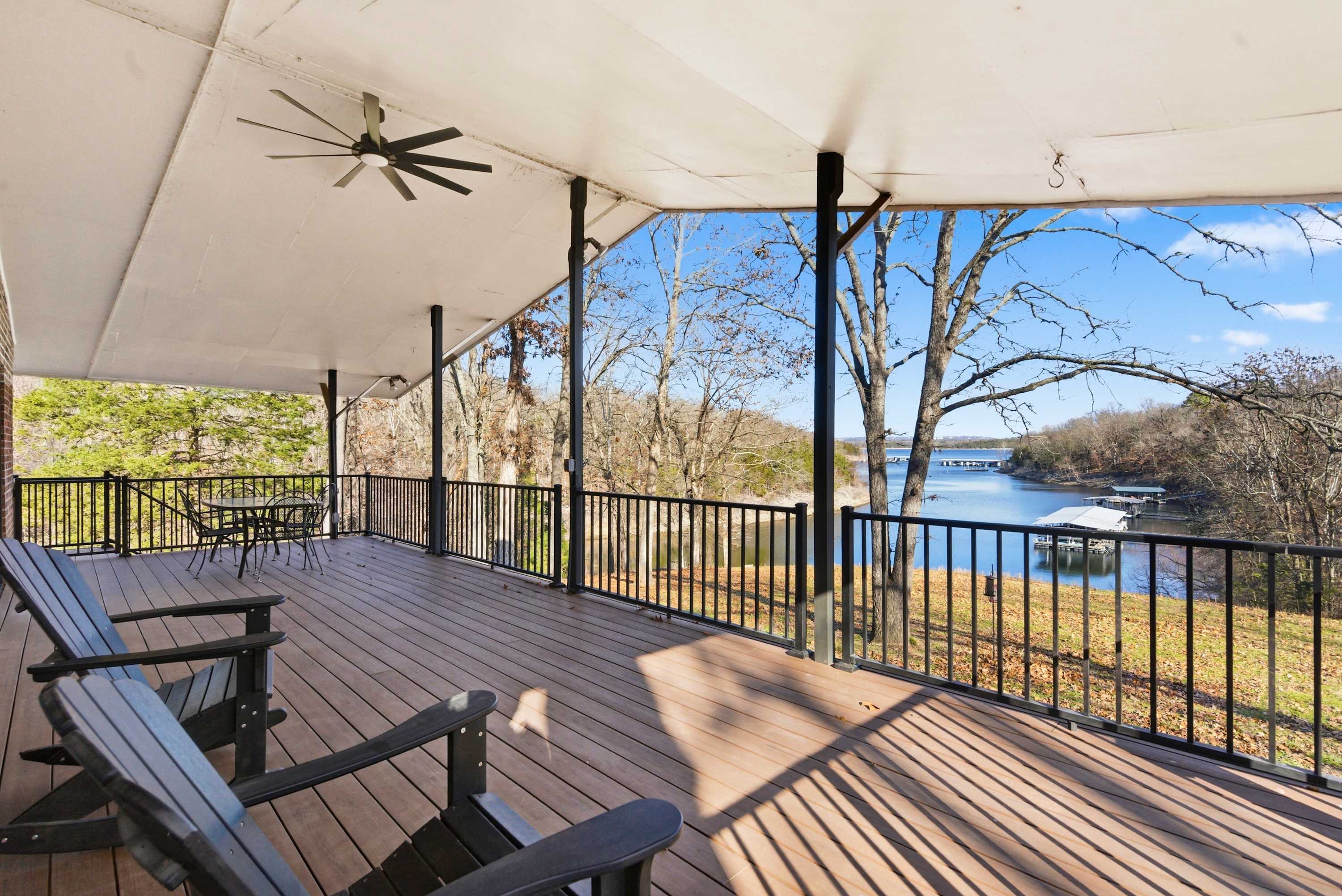 Lakeside Brick Retreat For 8