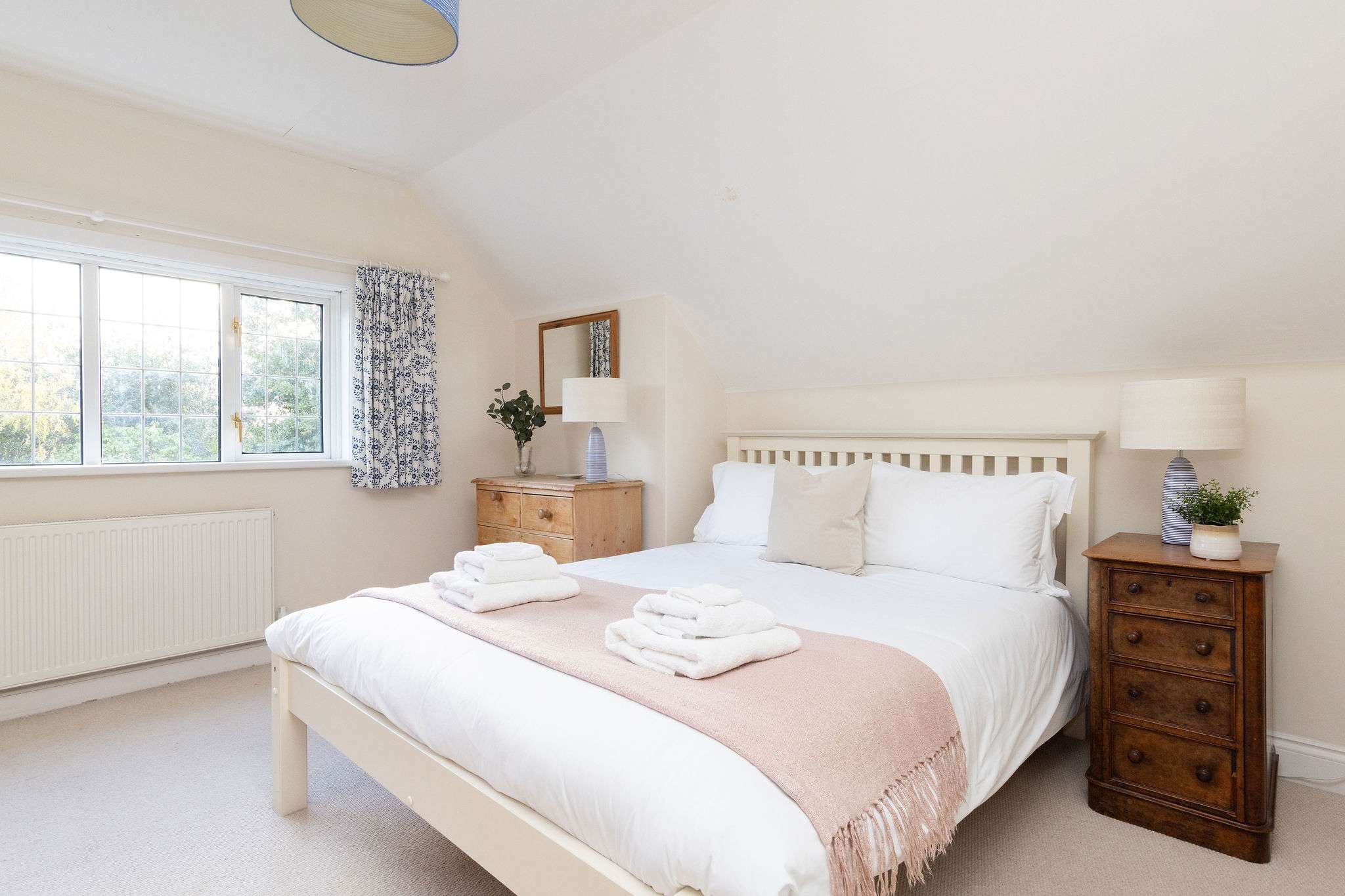 Calm, restful space with king size bed, get ready for a great night’s sleep