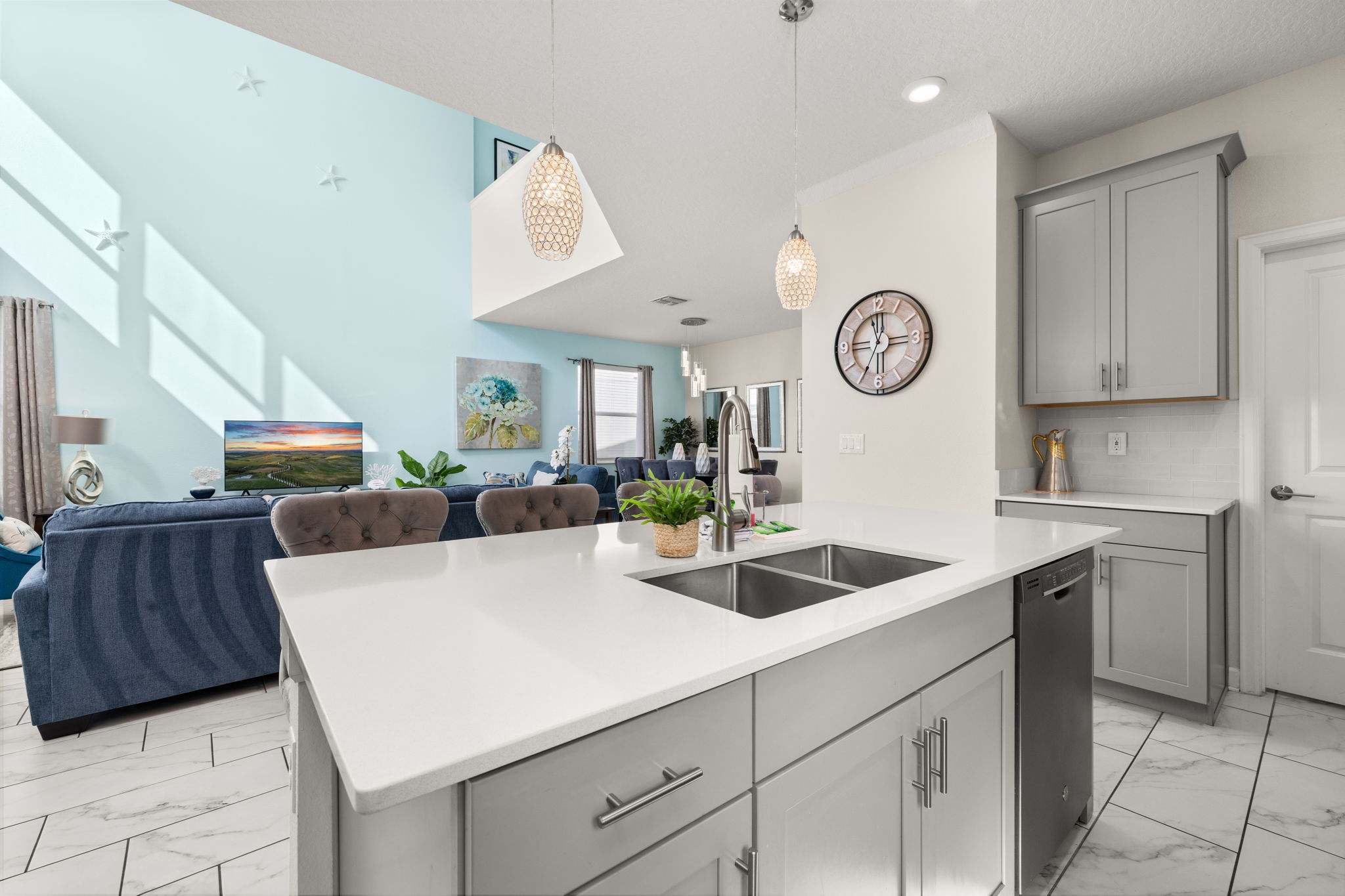 Elegant townhouse w/ pool & resort access