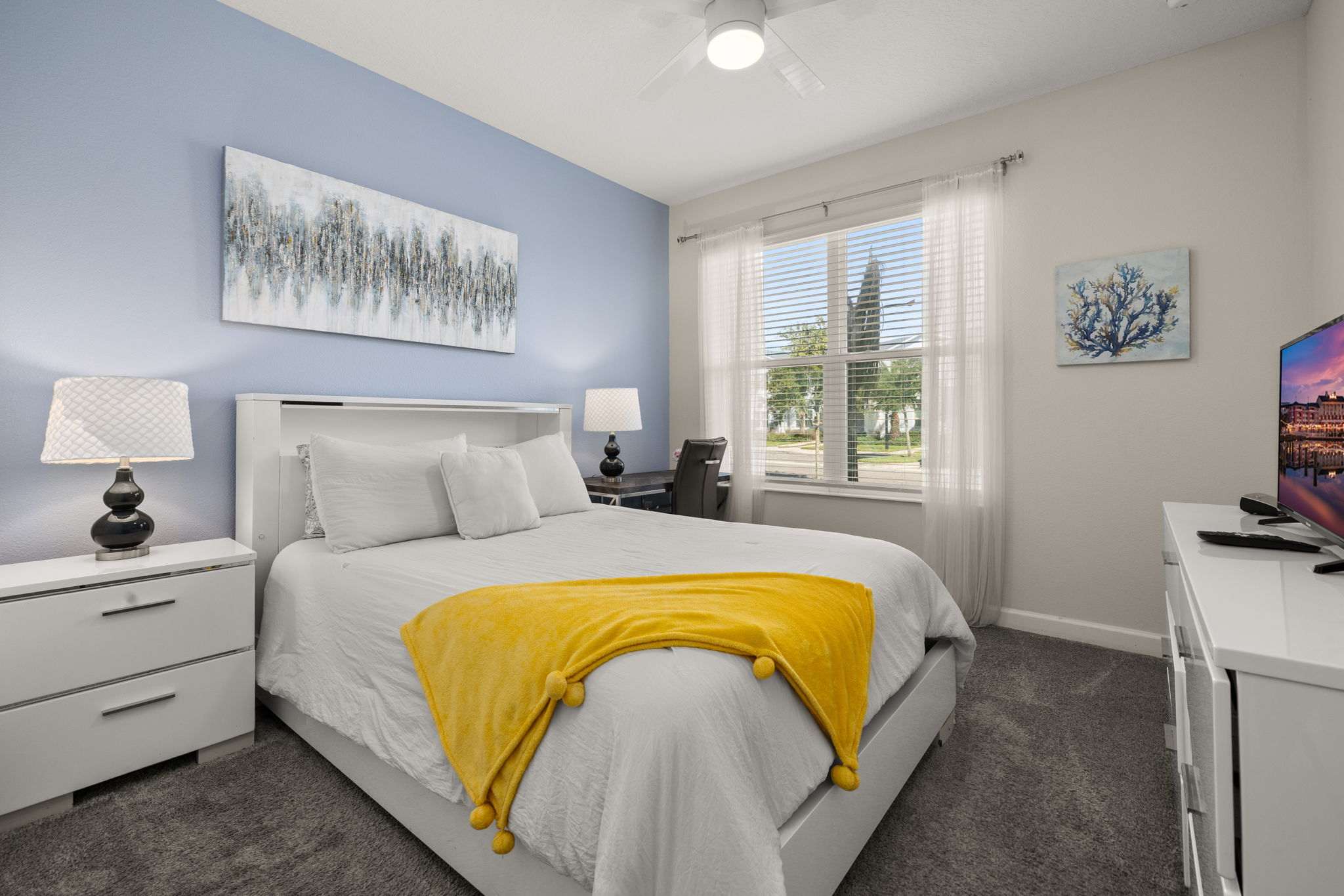 Elegant townhouse w/ pool & resort access