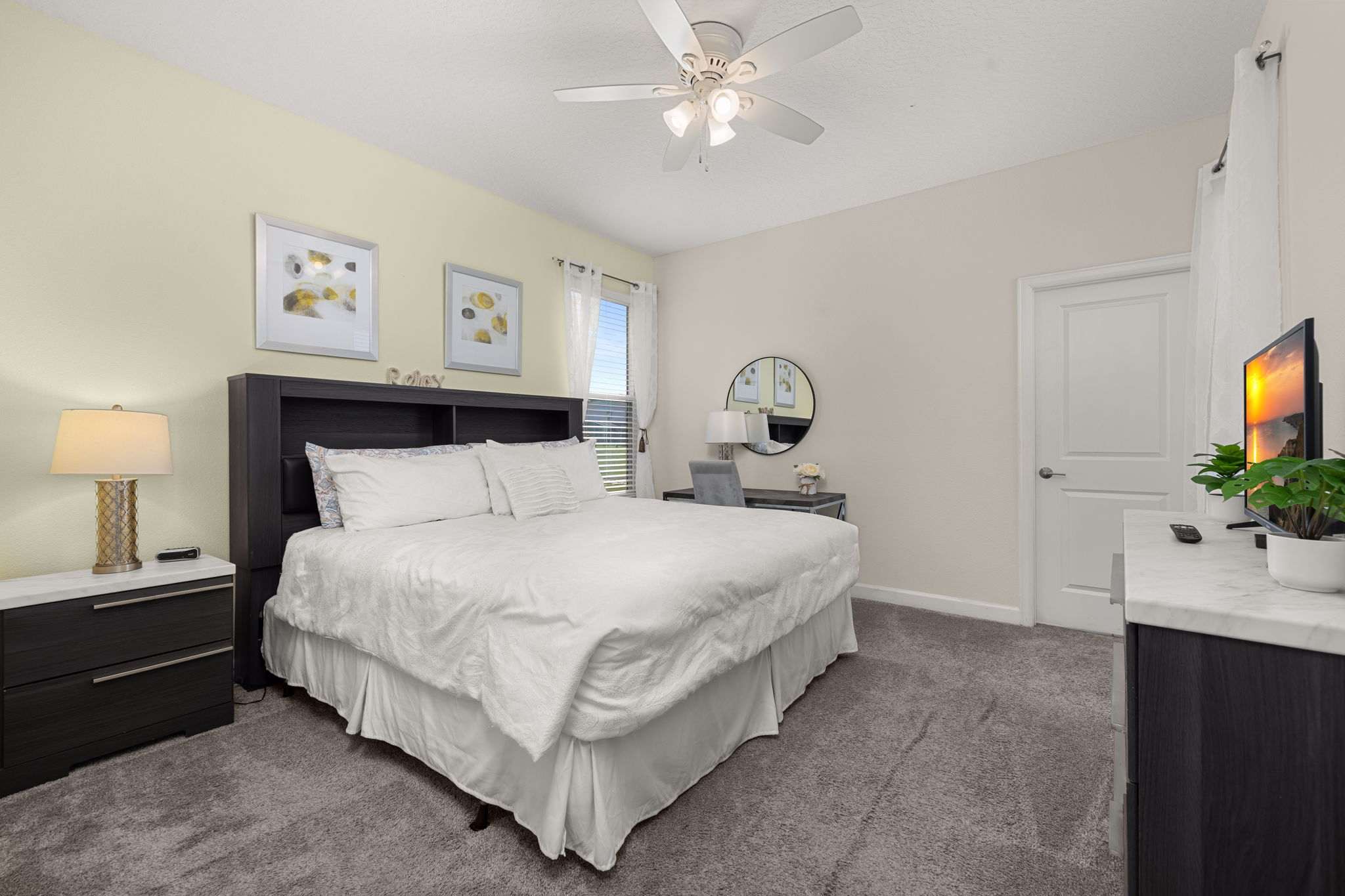 Elegant townhouse w/ pool & resort access