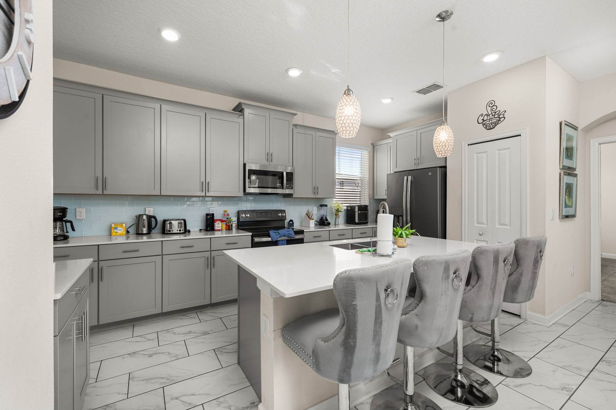 Elegant townhouse w/ pool & resort access